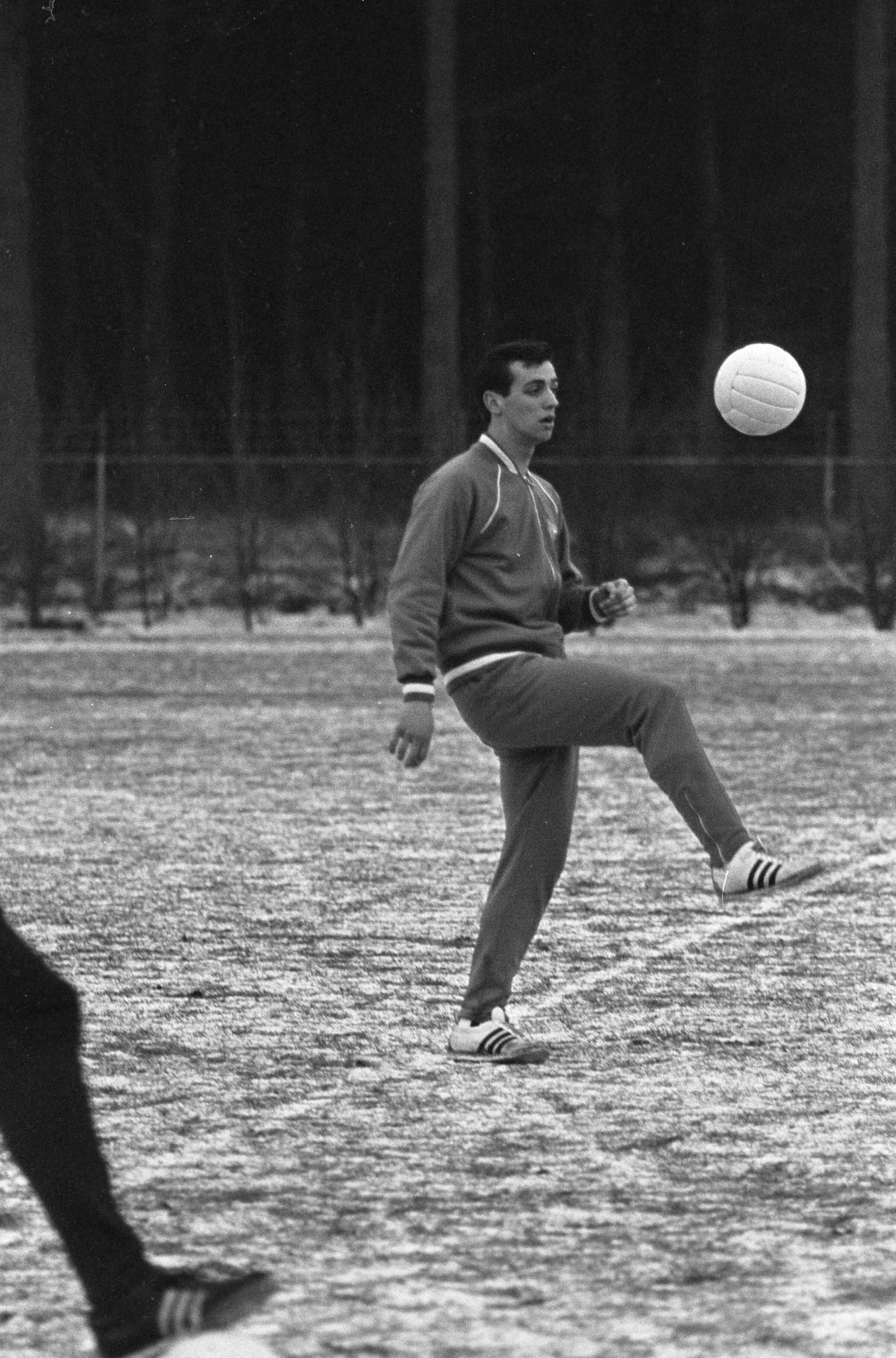 Fotocollectie Anefo — Training Nederlands Elftal. Willy van der Kuijlen in actie met de bal — Foto: Koch, Eric / Anefo. Licentie: Set B: Rechtenvrij / Publiek Domein. Bron: Nationaal Archief. http://hdl.handle.net/10648/aad67dda-d0b4-102d-bcf8-003048976d84