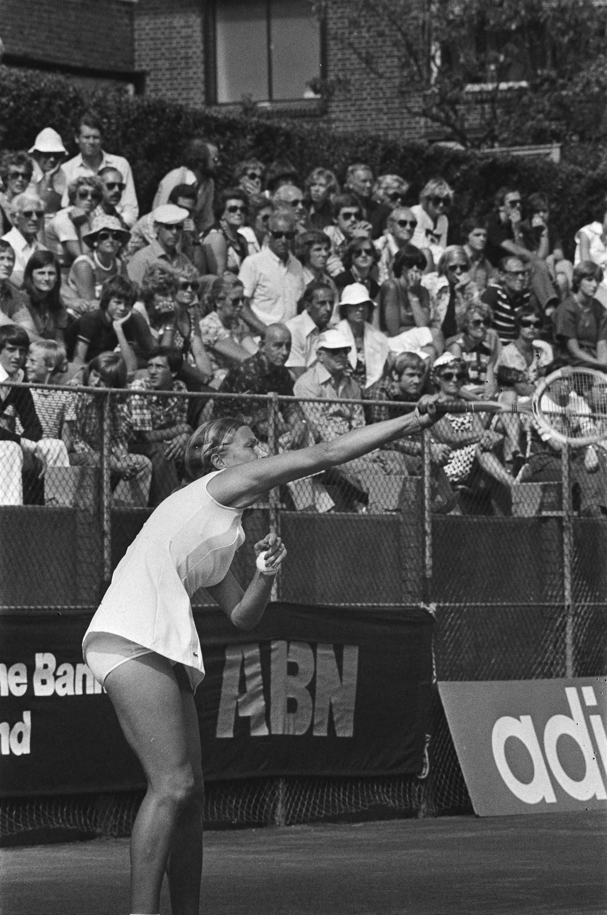 Fotocollectie Anefo — Nationale tenniskampioenschappen Scheveningen ; finales Ellie Kessies Appel in aktie — Foto: Croes, Rob C. / Anefo. Licentie: Set B: Rechtenvrij / Publiek Domein. Bron: Nationaal Archief. http://hdl.handle.net/10648/ac89c6a0-d0b4-102d-bcf8-003048976d84