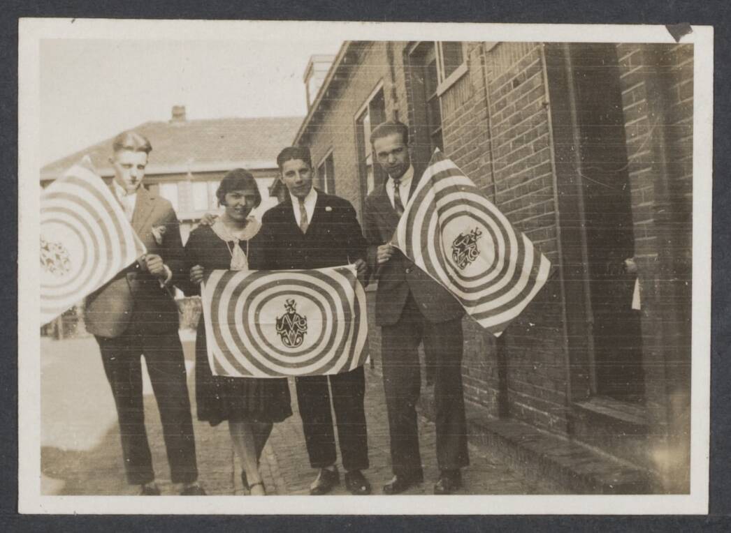 AVRO (Algemene Vereniging Radio Omroep). Bijzondere gebeurtenissen - Nederland — 14 Mei 1931. Zaandam. Herderstraat 30. 2e van rechts Harry Huisman. Johnanna Ida Brijbag 19 jaar oud nu wonende Huize Goedelinde Israëllaan 1 Bussum. Nog steeds AVRO lid, 1988 — Foto: Onbekend / Publiek Domein of Rechtenvrij. Licentie: Set B: Rechtenvrij / Publiek Domein. Bron: Nationaal Archief. http://hdl.handle.net/10648/ce076a82-b18a-2568-179f-28e9273cdc86