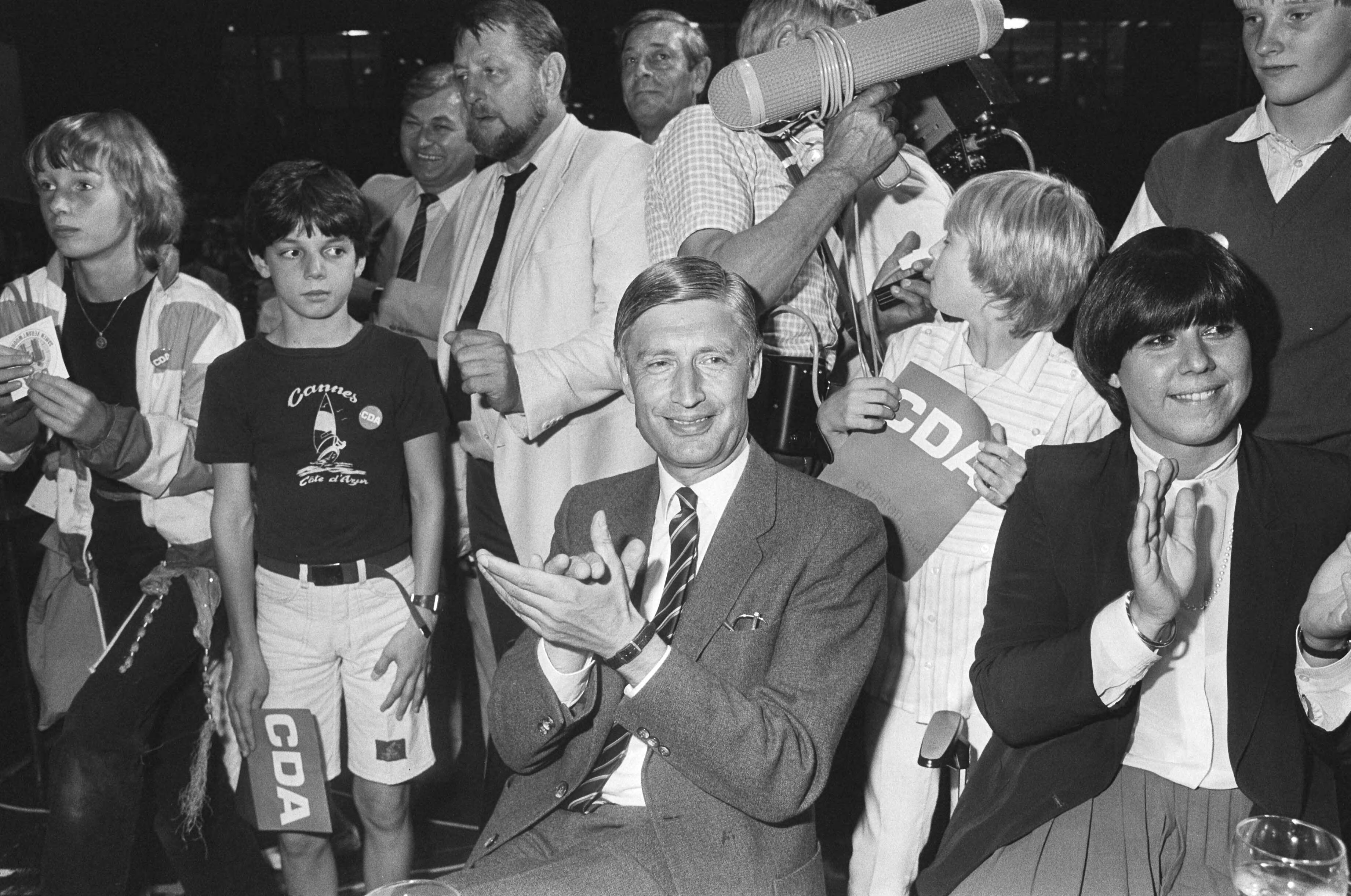 Fotocollectie Anefo — Tevens opdracht CDA, verkiezingsbijeenkomst CDA in Kerkrade Van Agt met kinderen — Foto: Bogaerts, Rob / Anefo. Licentie: Set B: Rechtenvrij / Publiek Domein. Bron: Nationaal Archief. http://hdl.handle.net/10648/ad1dcfc6-d0b4-102d-bcf8-003048976d84