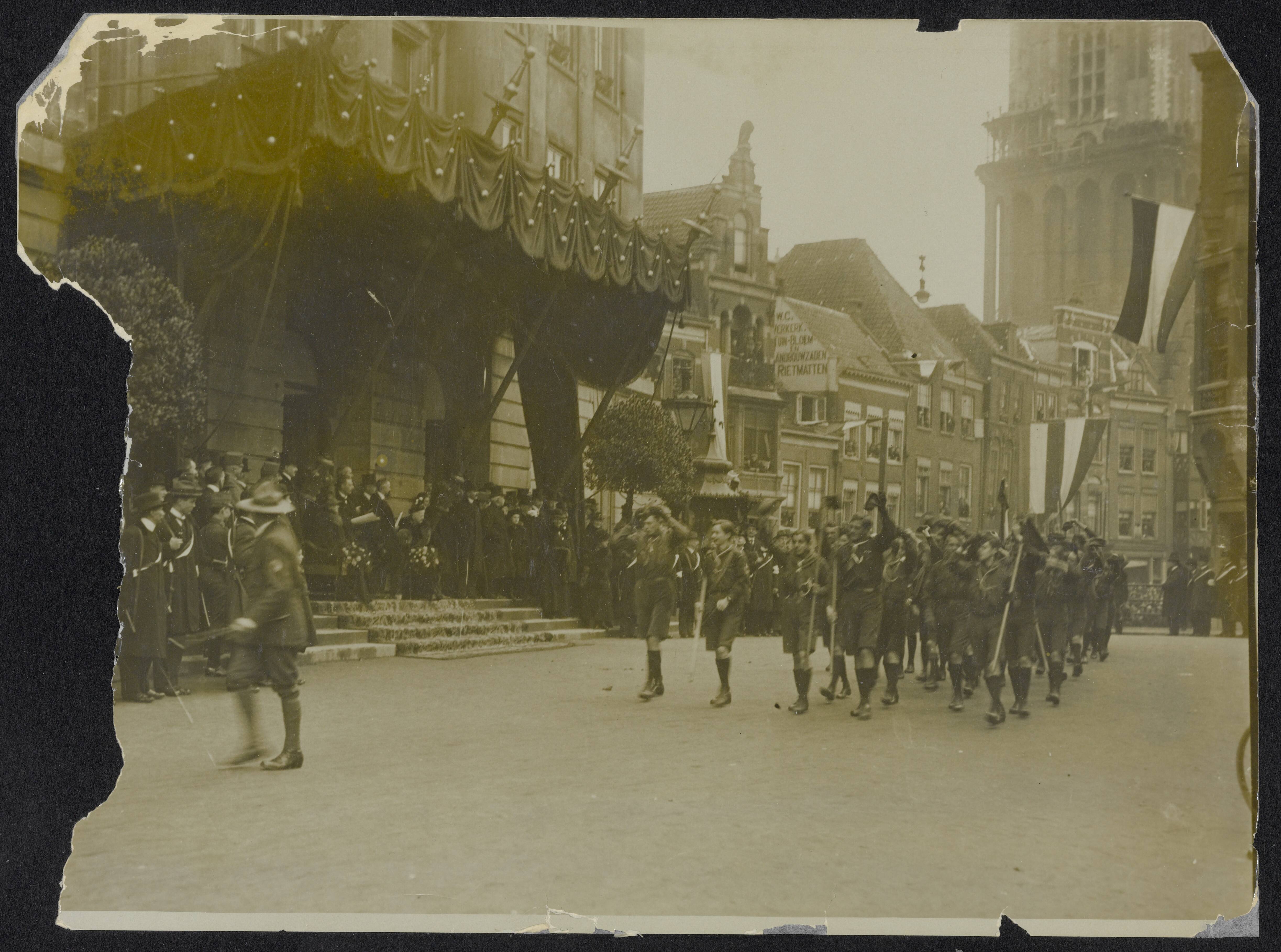 Fotocollectie Eerste Wereldoorlog — Defilé van padvinders voor Koningin Wilhelmina en koningin-moeder Emma voor het stadhuis te Utrecht — Foto: N.V. Vereenigde Fotobureaux. Licentie: Set B: Rechtenvrij / Publiek Domein. Bron: Nationaal Archief. http://hdl.handle.net/10648/af888d78-d0b4-102d-bcf8-003048976d84