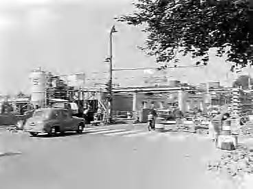 Fotocollectie Anefo — Bouw spoorwegovergang te Heemstede — Foto: Pot, Harry / Anefo. Licentie: Set B: Rechtenvrij / Publiek Domein. Bron: Nationaal Archief. http://hdl.handle.net/10648/a96650c4-d0b4-102d-bcf8-003048976d84