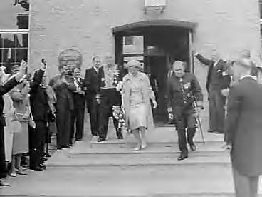 Bezoek van koningin Juliana aan Middelburg en Katseveer (1960) — Koningin Juliana bezoekt Middelburg, Koningin verlaat het Provinciehuis — Foto: Rossem, Wim van / Anefo. Licentie: Set B: Rechtenvrij / Publiek Domein. Bron: Nationaal Archief. http://hdl.handle.net/10648/a9aef216-d0b4-102d-bcf8-003048976d84
