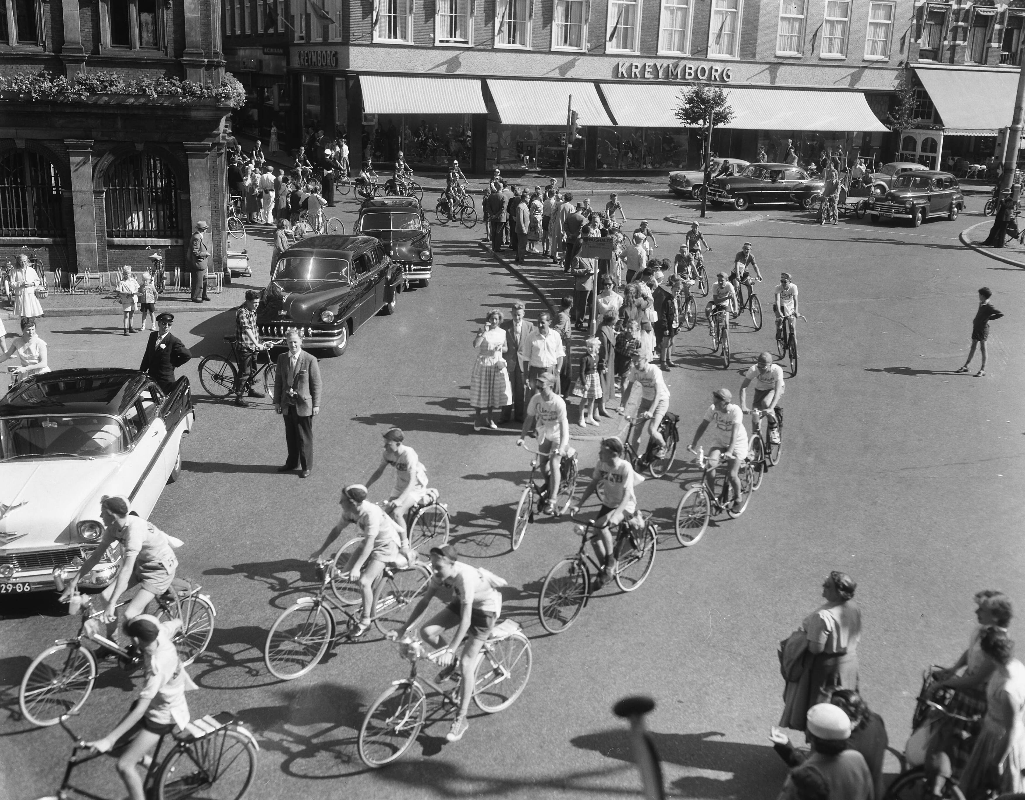 Fotocollectie Anefo — Start 3e Haarlemse Muggenronde (stadhuis Grote Markt) — Foto: Pot, Harry / Anefo. Licentie: Set B: Rechtenvrij / Publiek Domein. Bron: Nationaal Archief. http://hdl.handle.net/10648/a966afba-d0b4-102d-bcf8-003048976d84