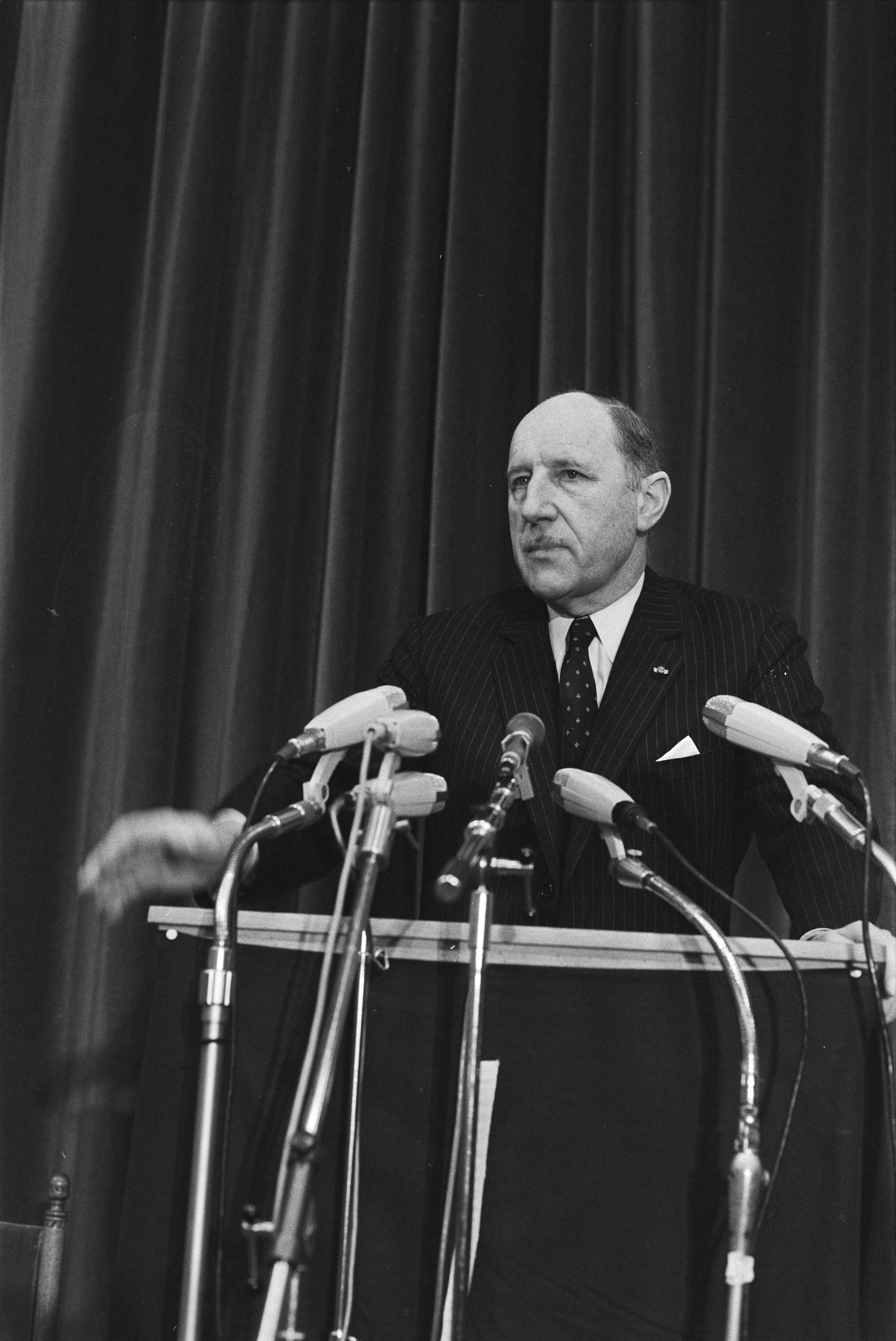 Fotocollectie Anefo — NATO Parlement bijeen in Ridderzaal, Den Haag ; Luns aan het woord — Foto: Koch, Eric / Anefo. Licentie: Set B: Rechtenvrij / Publiek Domein. Bron: Nationaal Archief. http://hdl.handle.net/10648/aba96c18-d0b4-102d-bcf8-003048976d84