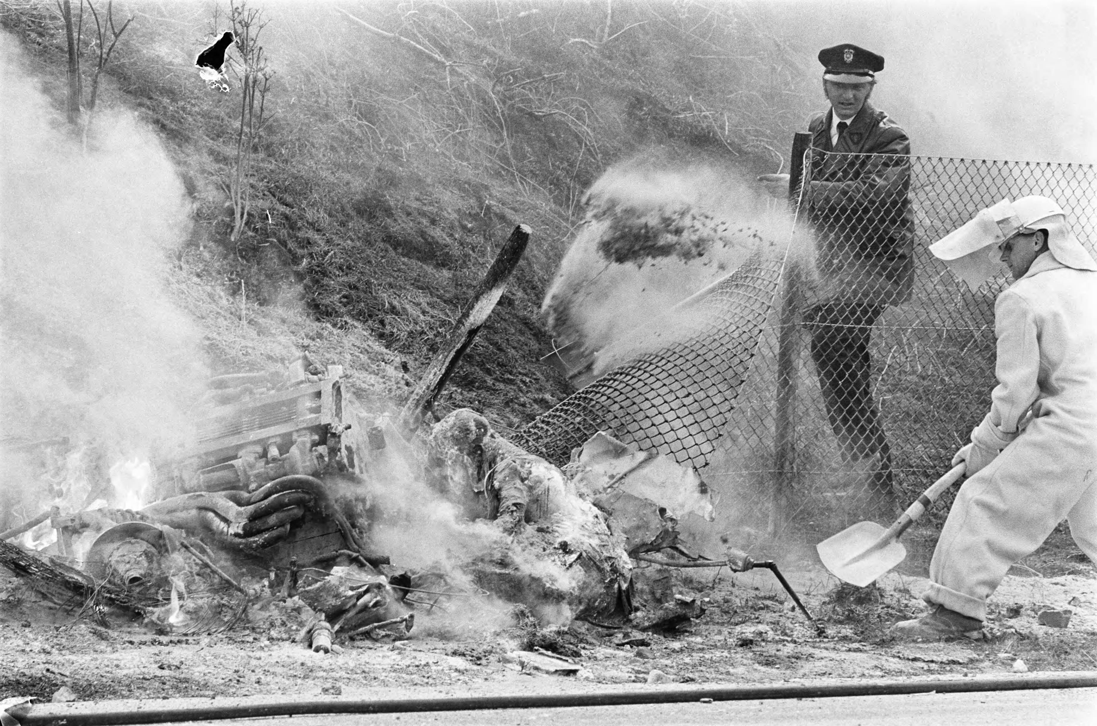 Grand Prix Zandvoort 1970 — Grand Prix 1970 van Nederland voor Formule I wagens. Zandvoort; Wagen van Piers Courage vloog na crash in brand; verbrande bolide en zijn lichaam — Foto: Evers, Joost / Anefo. Licentie: Set B: Rechtenvrij / Publiek Domein. Bron: Nationaal Archief. http://hdl.handle.net/10648/ab9a3f22-d0b4-102d-bcf8-003048976d84