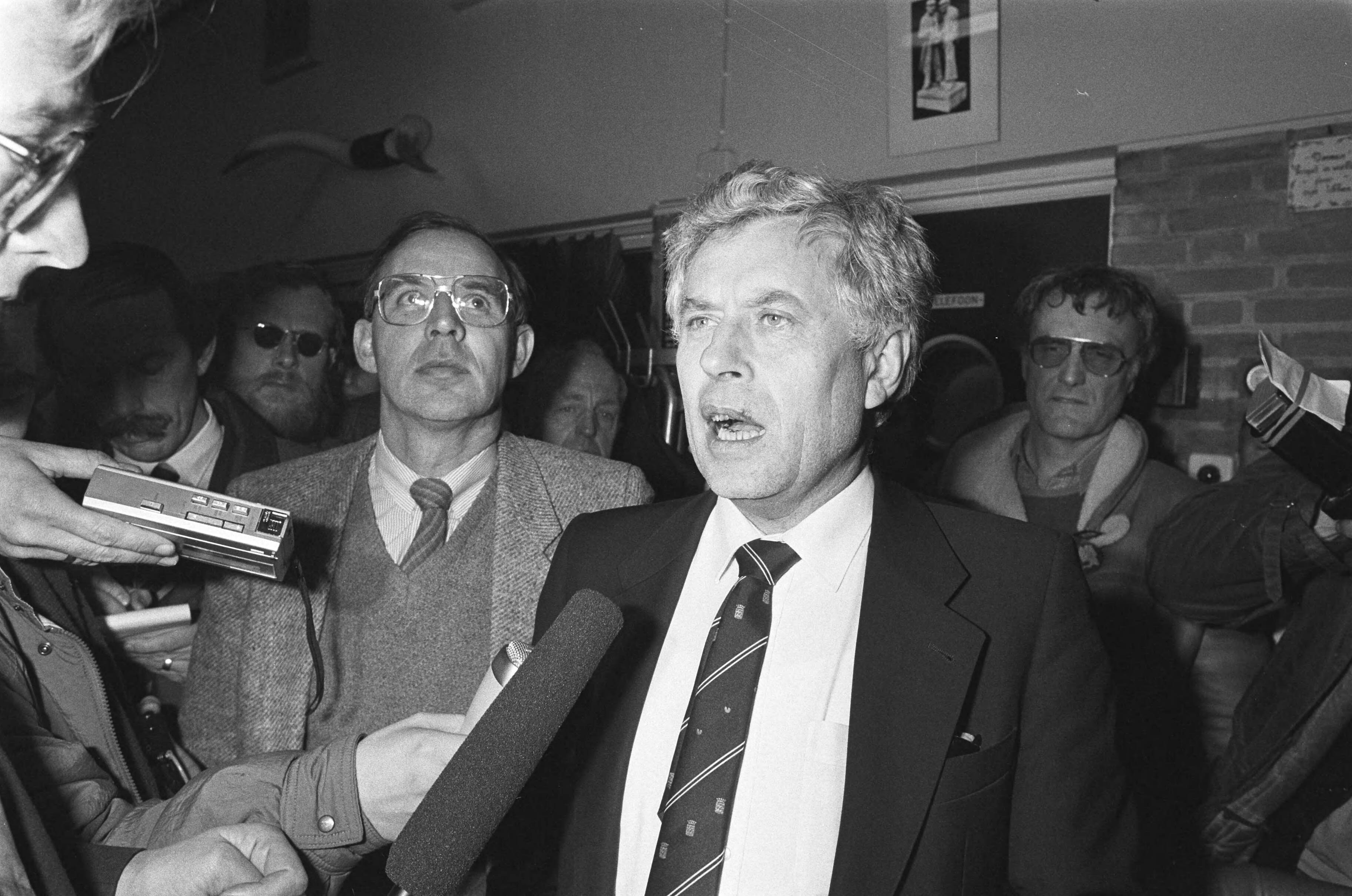 Elfstedentocht 1986 — Voorzitter Sipkema (r.) en ijsmeester Kroes (l.) delen in Leeuwarden mee dat er geen Elfstedentocht zal plaatsvinden dit seizoen — Foto: Croes, Rob C. / Anefo. Licentie: Set B: Rechtenvrij / Publiek Domein. Bron: Nationaal Archief. http://hdl.handle.net/10648/ad5001da-d0b4-102d-bcf8-003048976d84