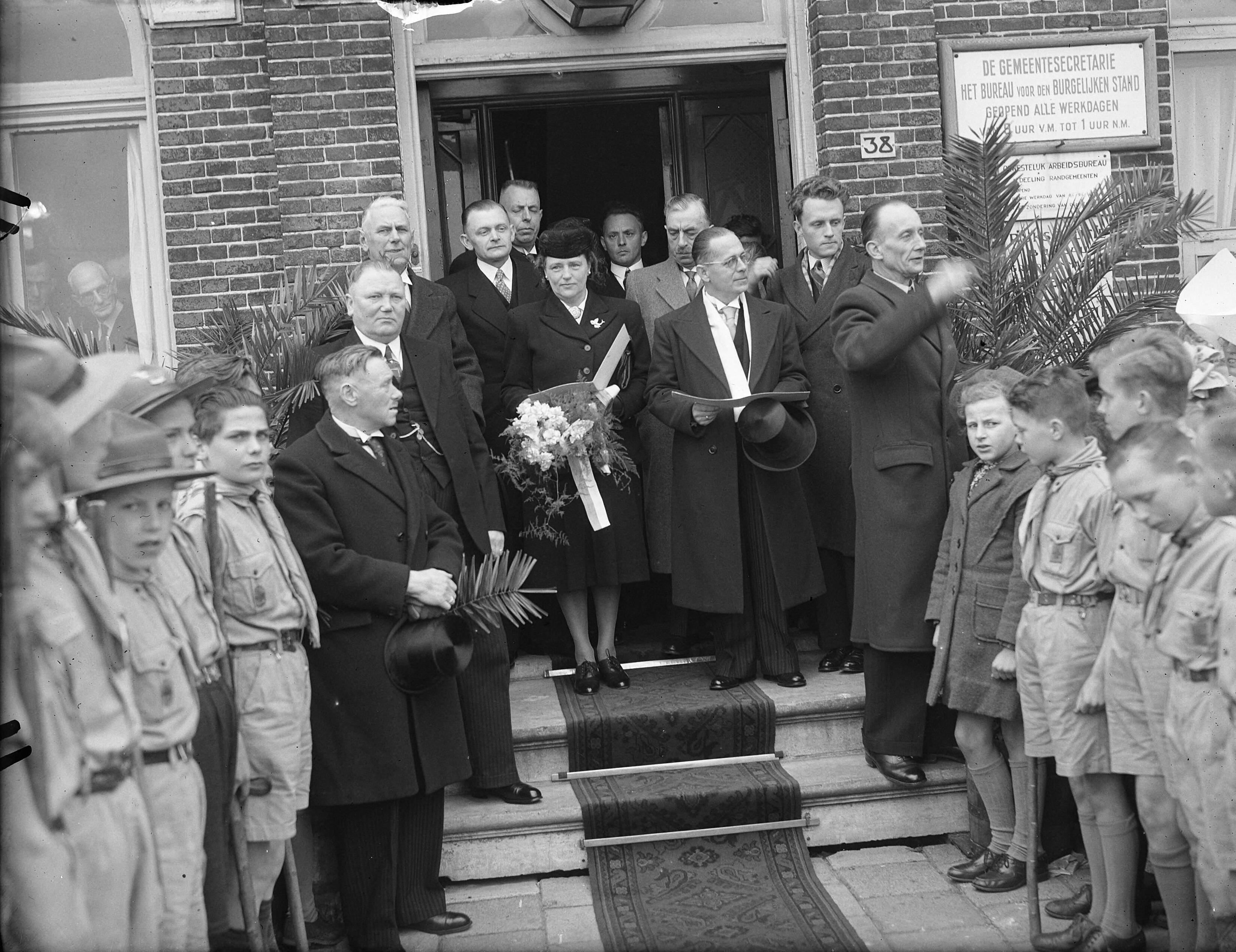 Fotocollectie Anefo — Installatie van de burgemeester van Diemen, H. Dallinga — Foto: Noske, J.D. / Anefo. Licentie: Set B: Rechtenvrij / Publiek Domein. Bron: Nationaal Archief. http://hdl.handle.net/10648/a8a7a4a8-d0b4-102d-bcf8-003048976d84