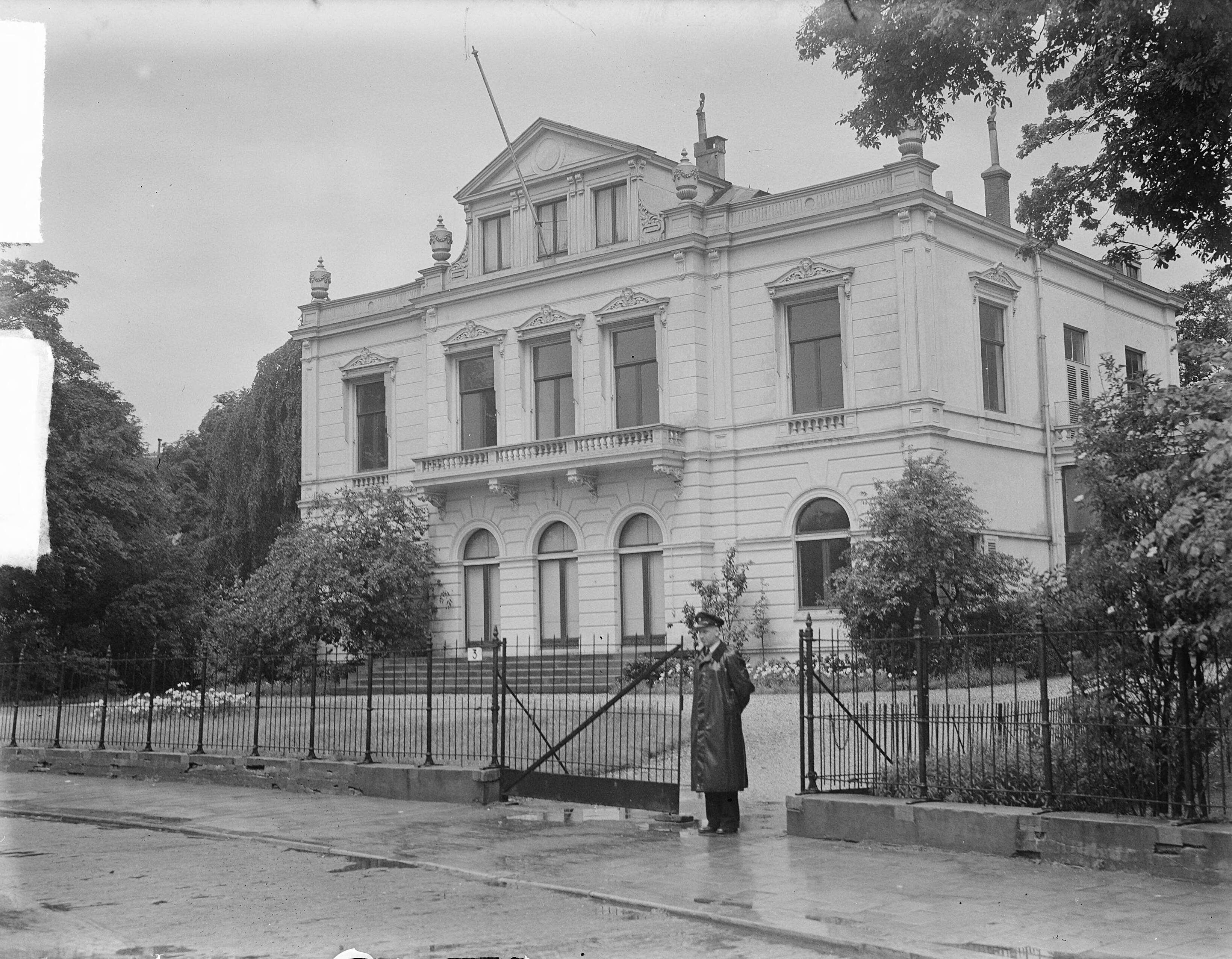 Fotocollectie Anefo — Gebouw Chinese Legatie in Den Haag met politiebewaking — Foto: Winterbergen, Rolf / Anefo. Licentie: Set B: Rechtenvrij / Publiek Domein. Bron: Nationaal Archief. http://hdl.handle.net/10648/a8daf60a-d0b4-102d-bcf8-003048976d84