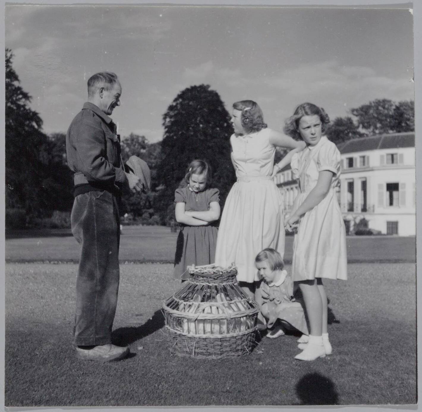 Fotocollectie RVD / Koninklijk Huis — De prinsessen Beatrix, Irene, Margriet en Marijke met een konijn bij Paleis Soestdijk — Foto: Onbekend / RVD. Licentie: Set B: Rechtenvrij / Publiek Domein. Bron: Nationaal Archief. http://hdl.handle.net/10648/afb050ce-d0b4-102d-bcf8-003048976d84