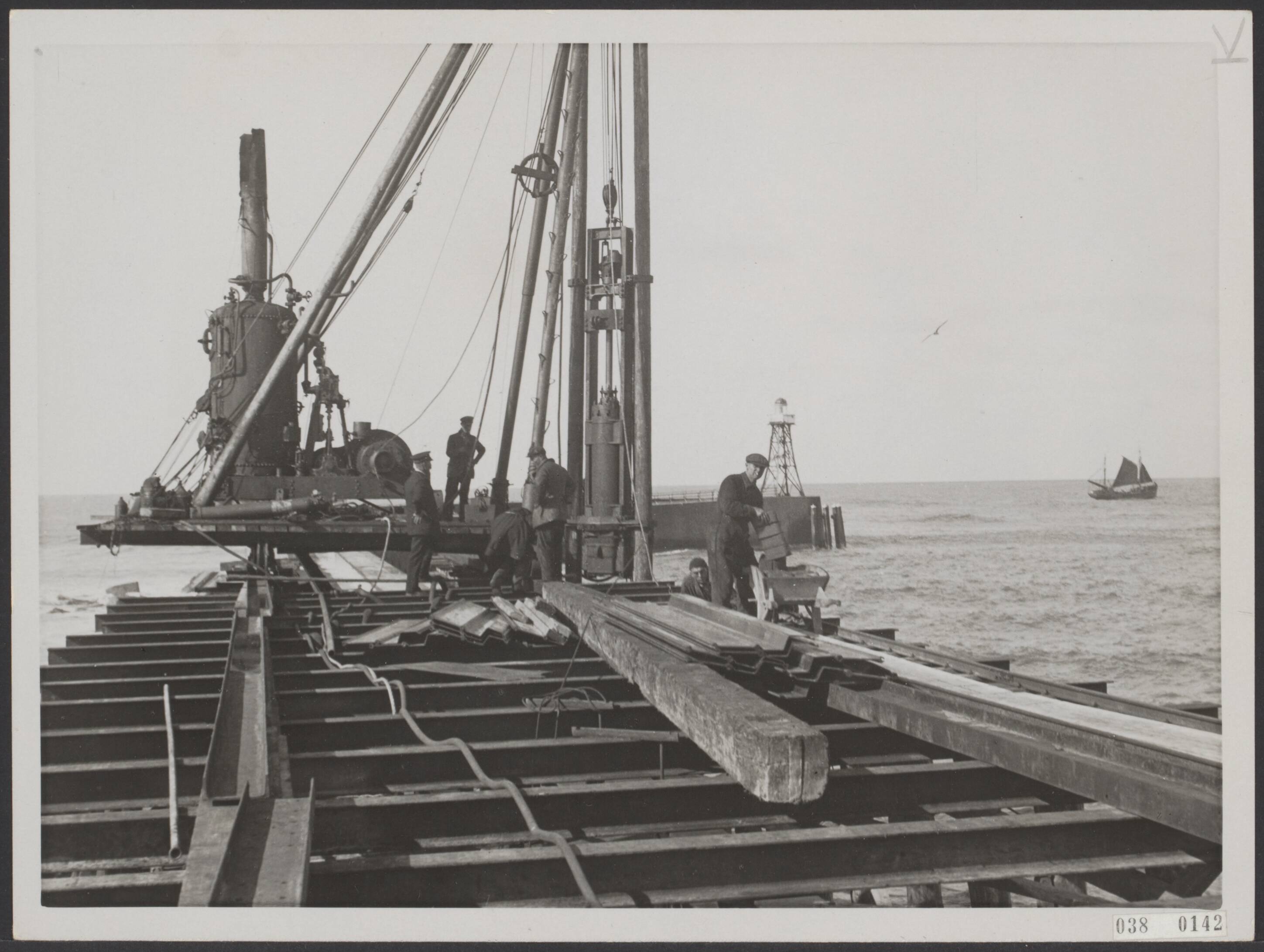 Fotocollectie Elsevier Binnenland — De werkzaamheden aan het Zuiderhavenhoofd van de Scheveningse vissershaven, dat door de hevige stormen zo te lijden heeft gehad, zijn momenteel in volle gang — Foto: N.V. Polygoon. Licentie: Set B: Rechtenvrij / Publiek Domein. Bron: Nationaal Archief. http://hdl.handle.net/10648/adf0cb42-d0b4-102d-bcf8-003048976d84