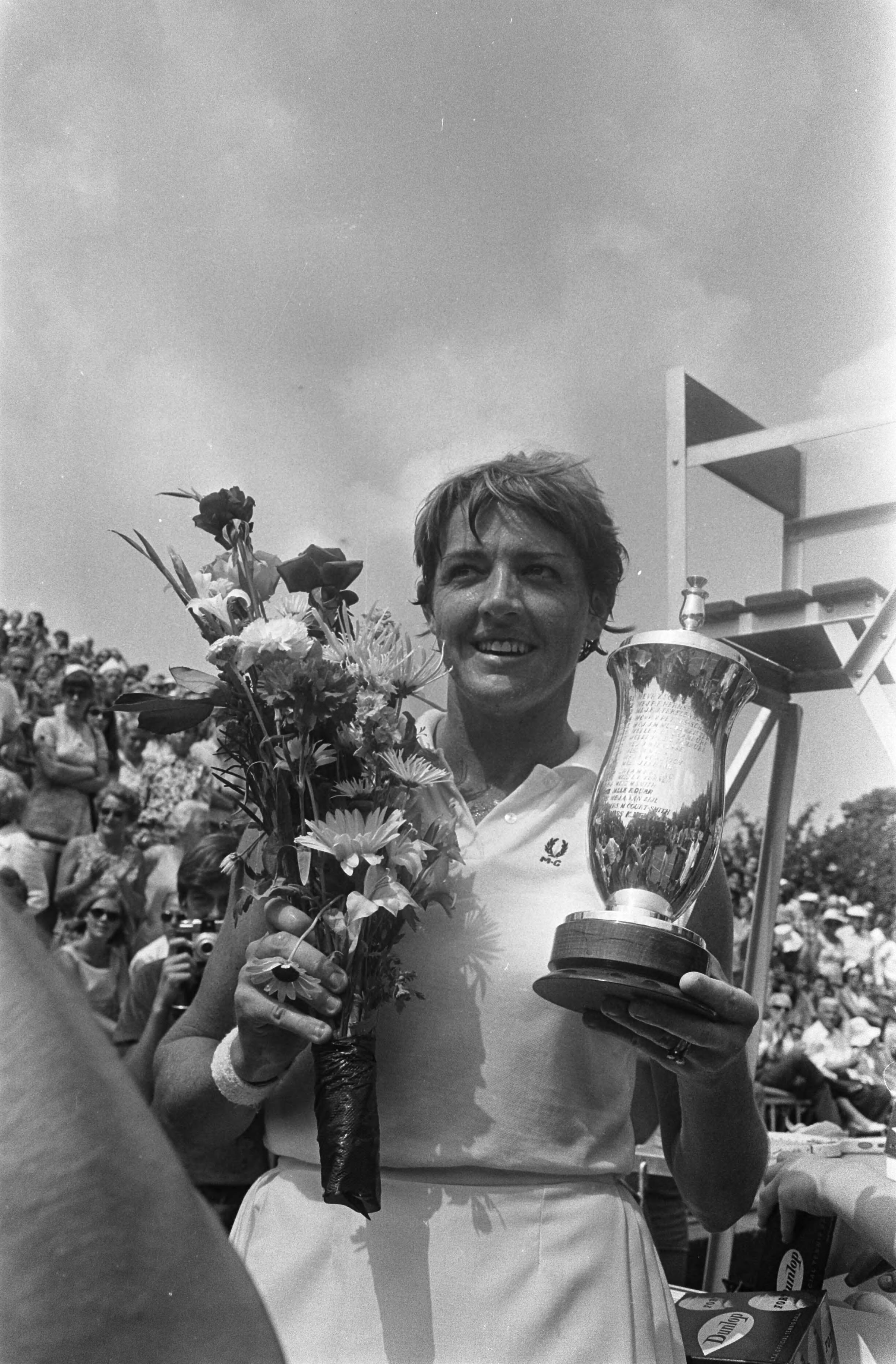 Fotocollectie Anefo — Internationaal tennistoernooi in Hilversum ( t Melkhuisje winnares Margaret Court met beker — Foto: Koch, Eric / Anefo. Licentie: Set B: Rechtenvrij / Publiek Domein. Bron: Nationaal Archief. http://hdl.handle.net/10648/ab9e76c8-d0b4-102d-bcf8-003048976d84