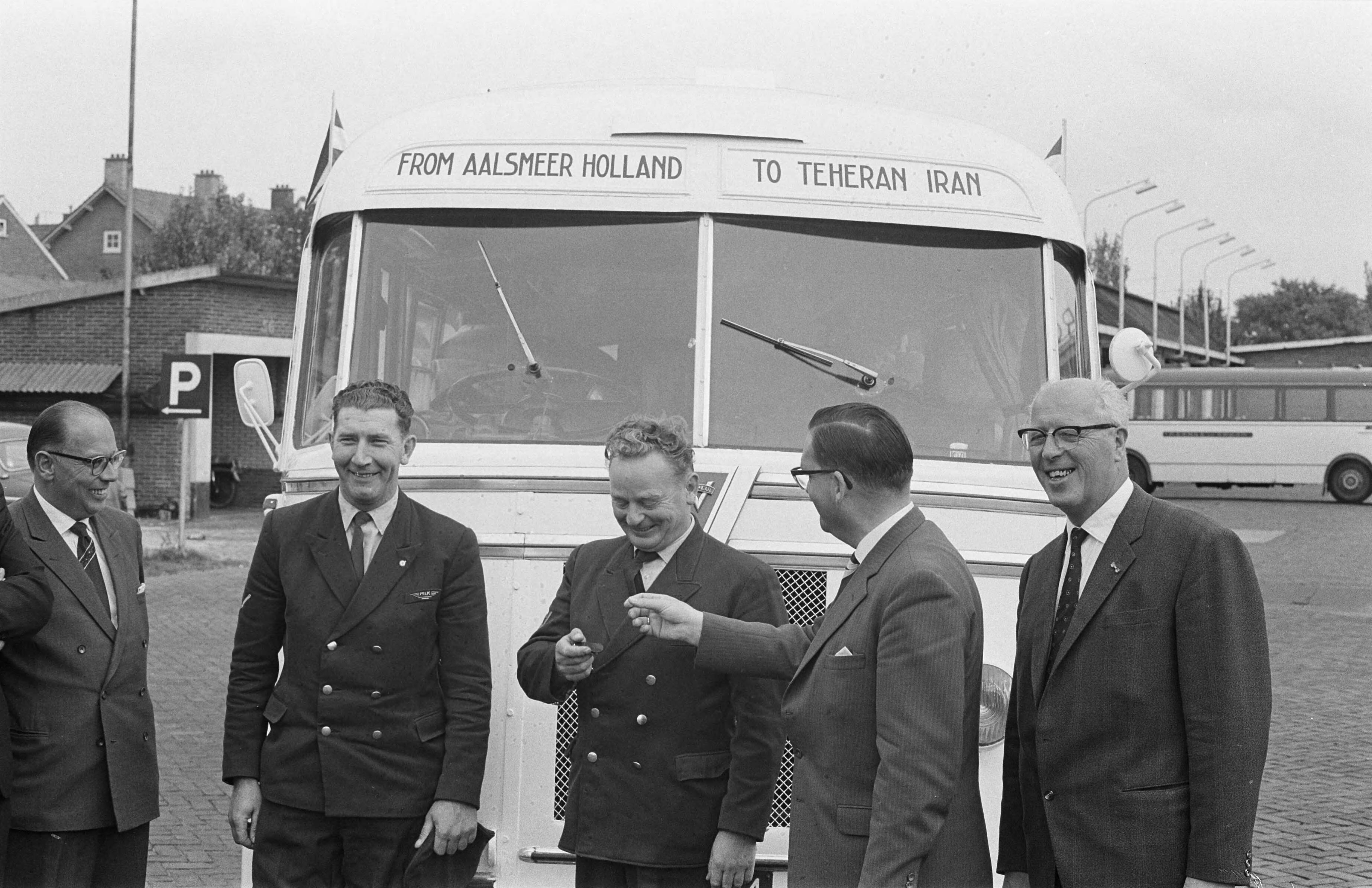 Fotocollectie Anefo — Bus van Maarse en Kroon vertrokken uit Aalsmeer naar Perzië als geschenk voor het door een aardbeving getroffen gebied. Twee chauffeurs van het vervoerbedrijf, Nico van der Burg en Hendrik van den Heuvel (beiden 39 jaar), zullen de bus naar Perzië rijden, een tocht van 5400 kilometer, waar zij vrijdag 12 oktober hopen aan te komen — Foto: Bilsen, Joop van / Anefo. Licentie: Set B: Rechtenvrij / Publiek Domein. Bron: Nationaal Archief. http://hdl.handle.net/10648/aa191fce-d0b4-102d-bcf8-003048976d84