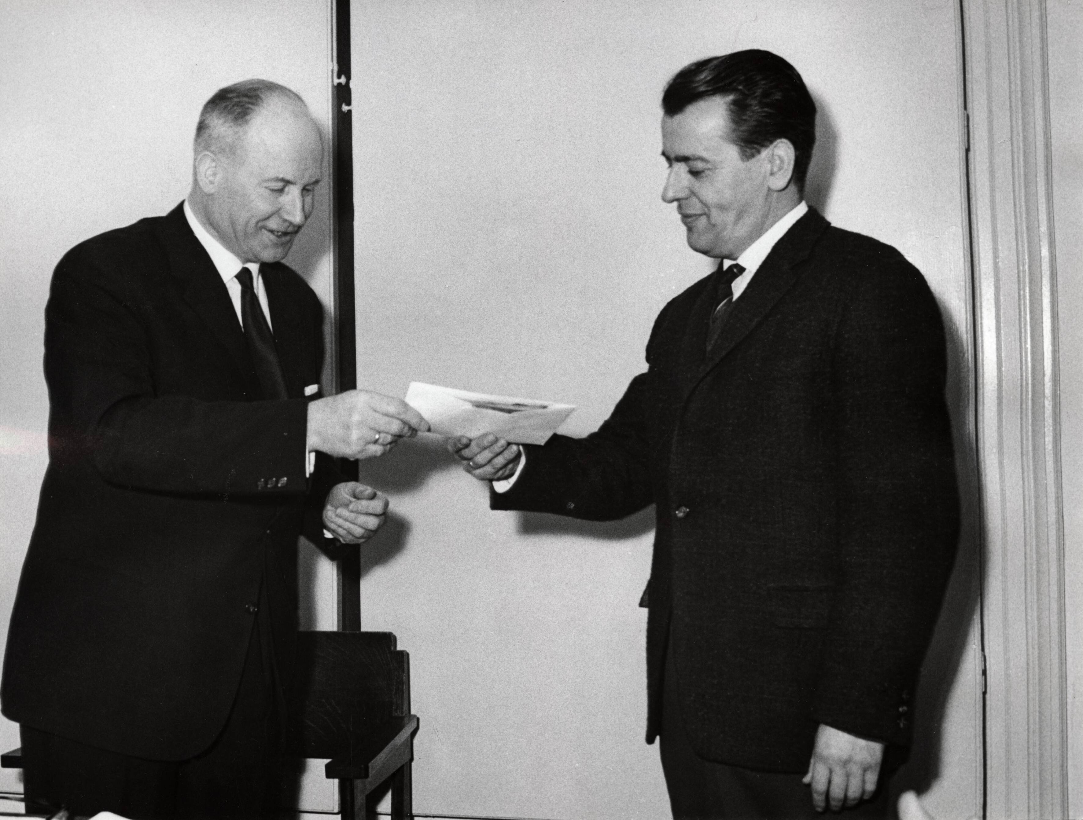 Collectie nader te bepalen — Serie: Ideeënbus. Van Geldorp [versterking van filmmateriaal] — Foto: Vermeer, J.M. / Spaarnestad Photo (05887). Licentie: Set B: Rechtenvrij / Publiek Domein. Bron: Nationaal Archief. http://hdl.handle.net/10648/35429da6-3b48-a382-e063-6df0900a6686