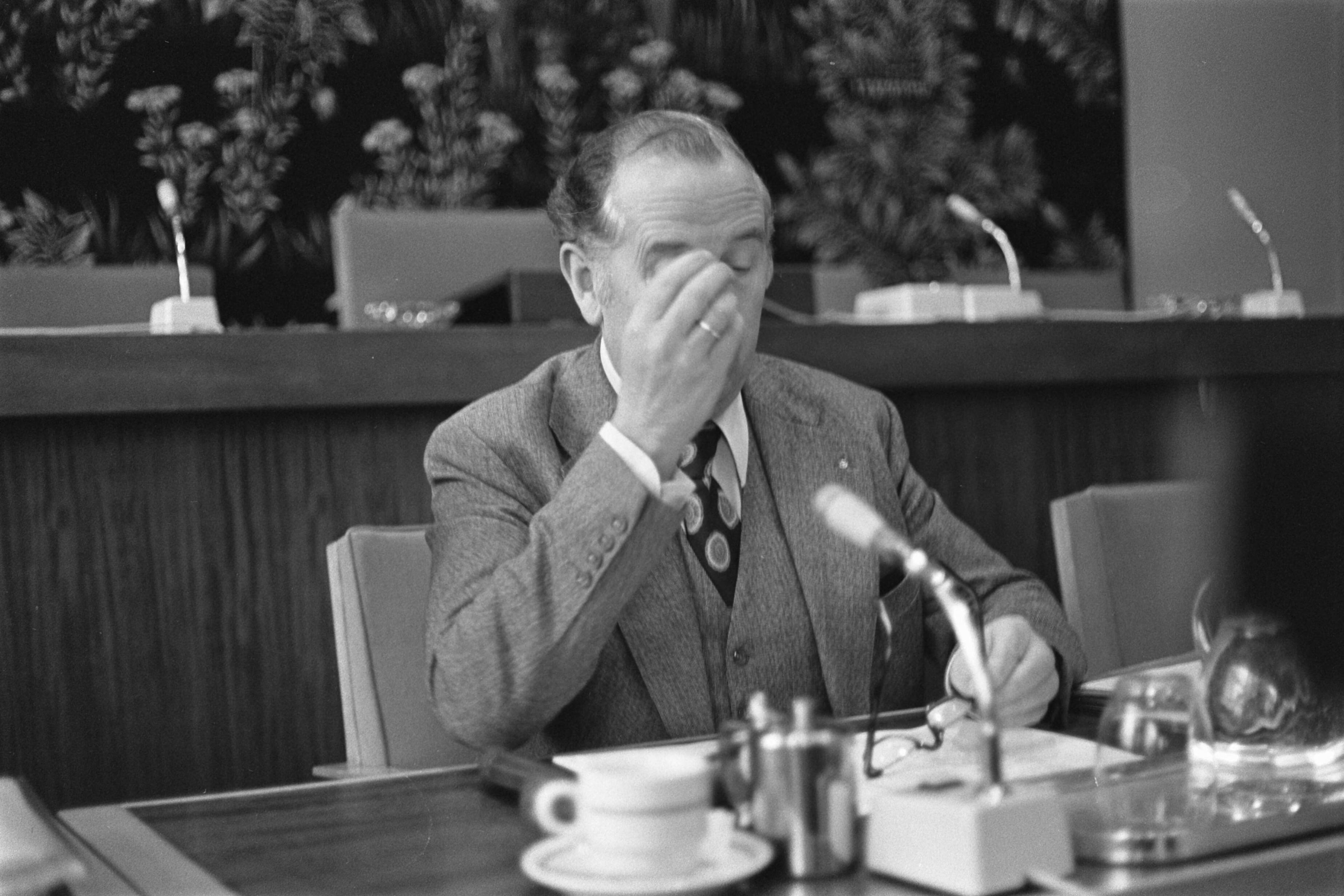 Fotocollectie Anefo — SER-overleg in Den Haag ; VNO-voorzitter Van Veen — Foto: Suyk, Koen / Anefo. Licentie: Set B: Rechtenvrij / Publiek Domein. Bron: Nationaal Archief. http://hdl.handle.net/10648/aca69b90-d0b4-102d-bcf8-003048976d84