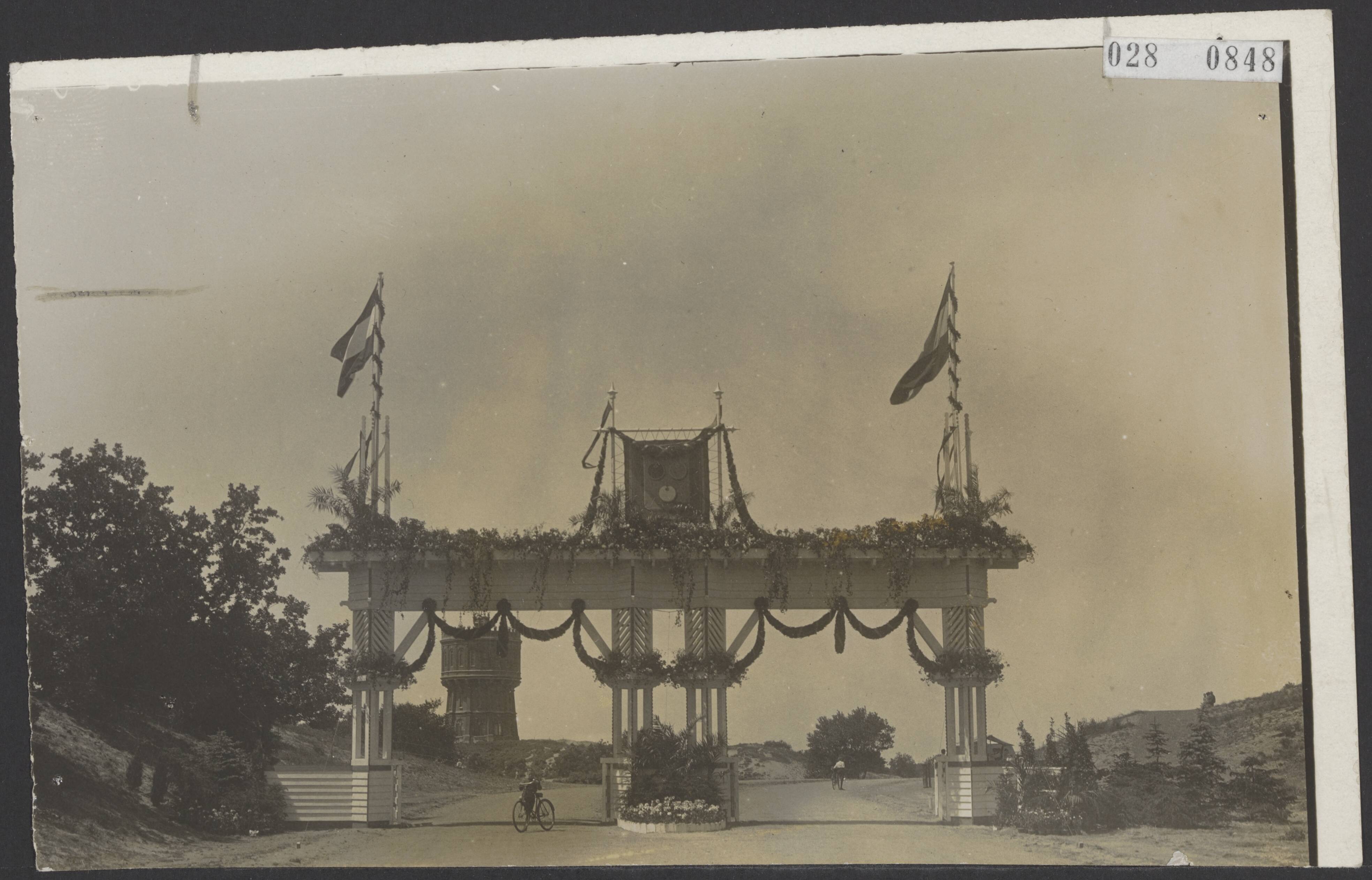 Fotocollectie Elsevier Binnenland — Opening van de Zeeweg tussen Bloemendaal en Zandvoort — Foto: N.V. Vereenigde Fotobureaux. Licentie: Set B: Rechtenvrij / Publiek Domein. Bron: Nationaal Archief. http://hdl.handle.net/10648/addf0a2e-d0b4-102d-bcf8-003048976d84