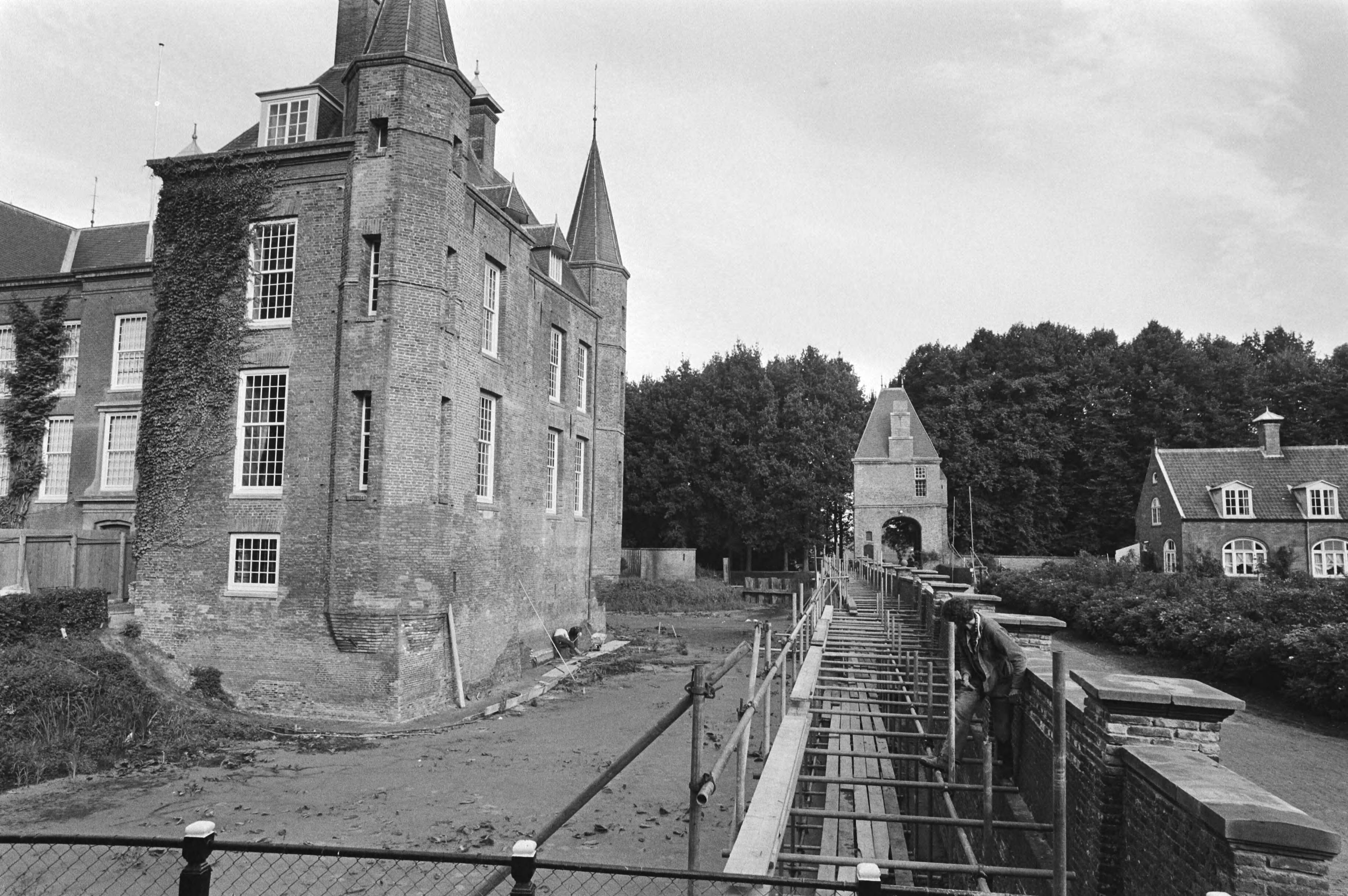 Restauratie Slot Zuylen (bij Utrecht) — Beeld van de restauratie aan de wallen van de slotgracht van het kasteel — Foto: Antonisse, Marcel / Anefo. Licentie: Set B: Rechtenvrij / Publiek Domein. Bron: Nationaal Archief. http://hdl.handle.net/10648/ad01ee96-d0b4-102d-bcf8-003048976d84