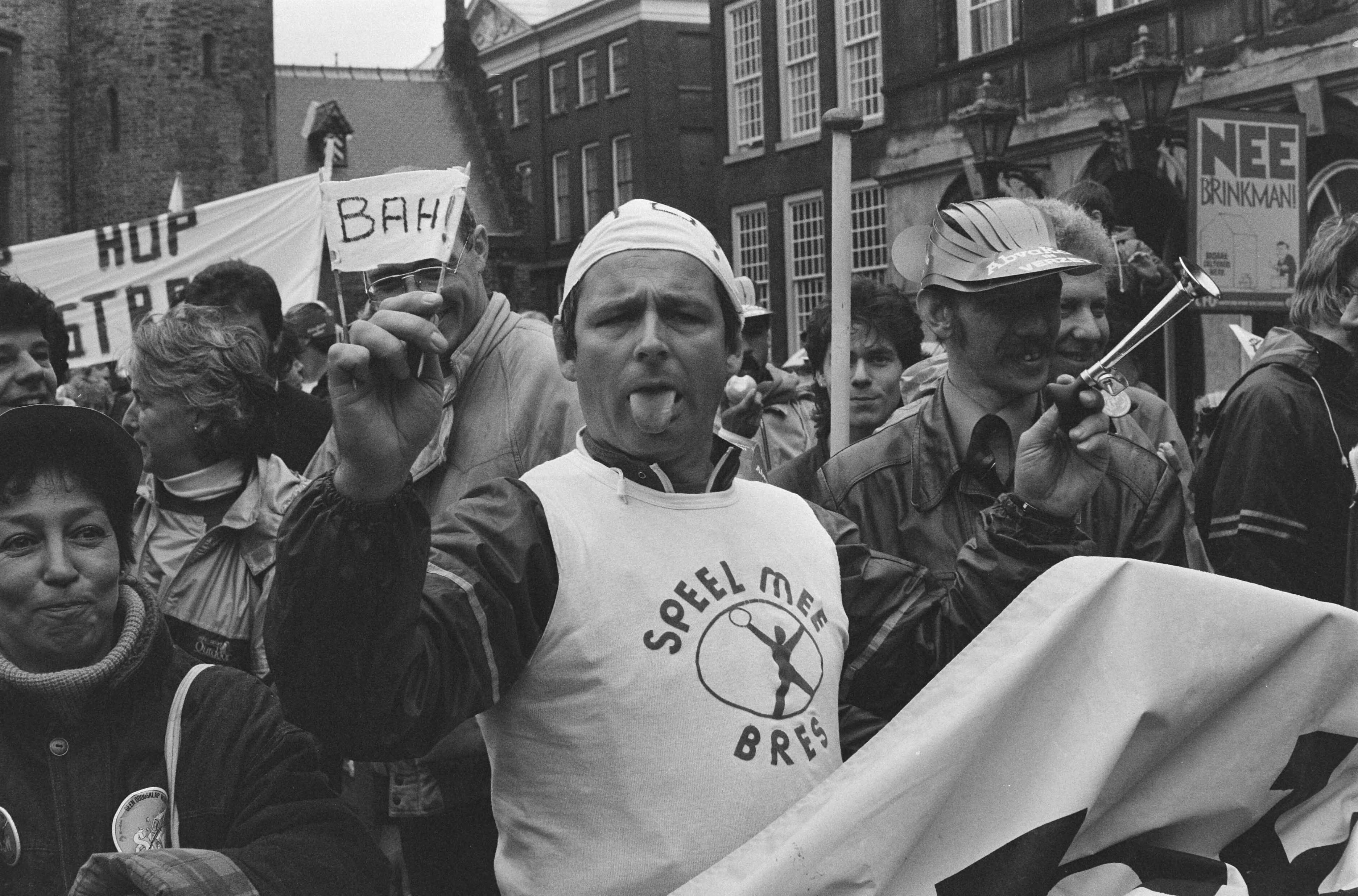 Fotocollectie Anefo — Bejaarden en Sociaal-Cultureel-werkers demonstreerden in Den Haag tegen bezuinigingsplannen minister Brinkman ; man uit op Binnenhof zijn ongenoegen — Foto: Gerrits, Roland / Anefo. Licentie: Set B: Rechtenvrij / Publiek Domein. Bron: Nationaal Archief. http://hdl.handle.net/10648/ad58bef6-d0b4-102d-bcf8-003048976d84