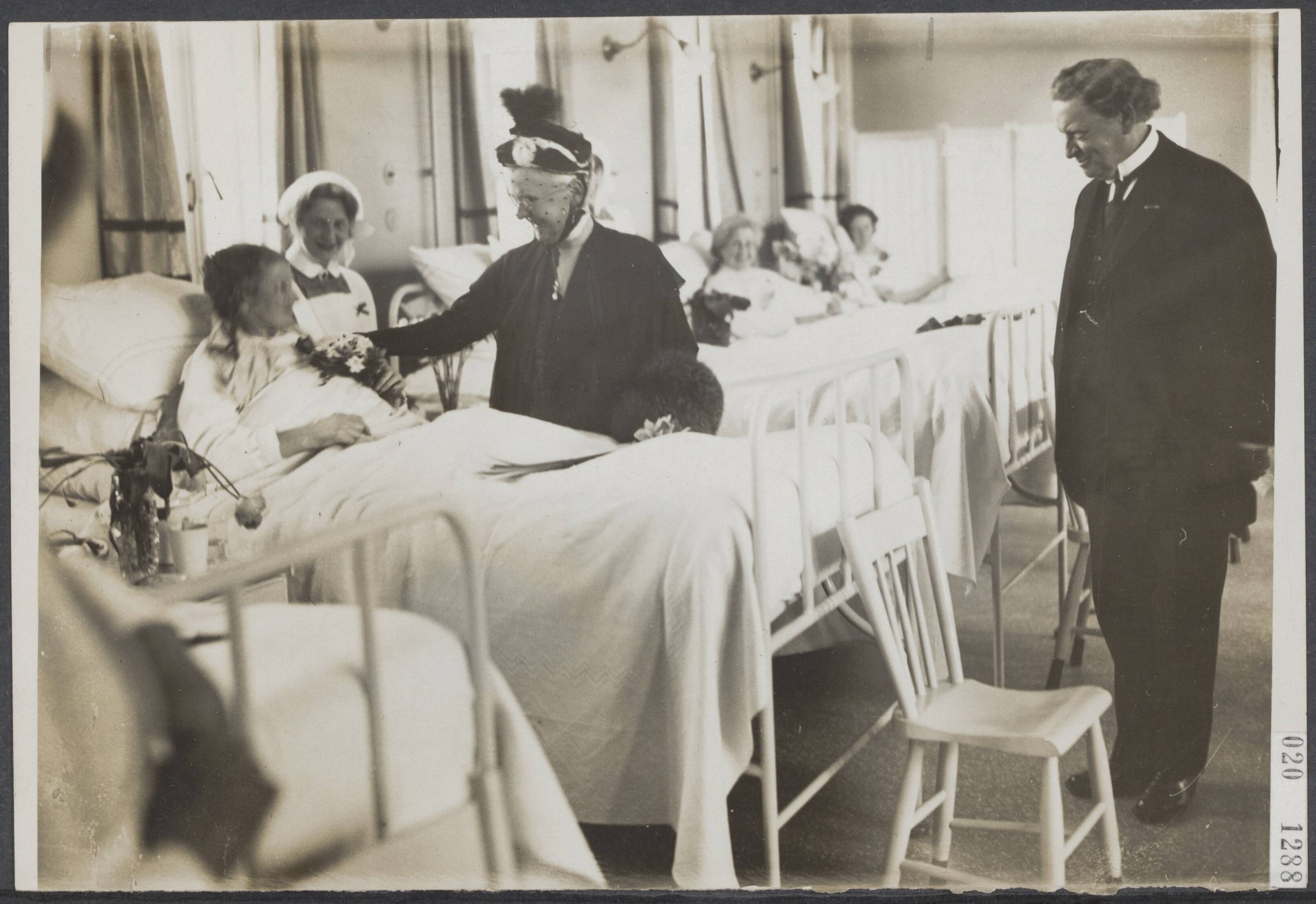 Fotocollectie Elsevier Binnenland — Koningin-moeder Emma opent het nieuwe ziekenhuis te Scheveningen. Tijdens de rondgang — Foto: N.V. Vereenigde Fotobureaux. Licentie: Set B: Rechtenvrij / Publiek Domein. Bron: Nationaal Archief. http://hdl.handle.net/10648/adcd720a-d0b4-102d-bcf8-003048976d84