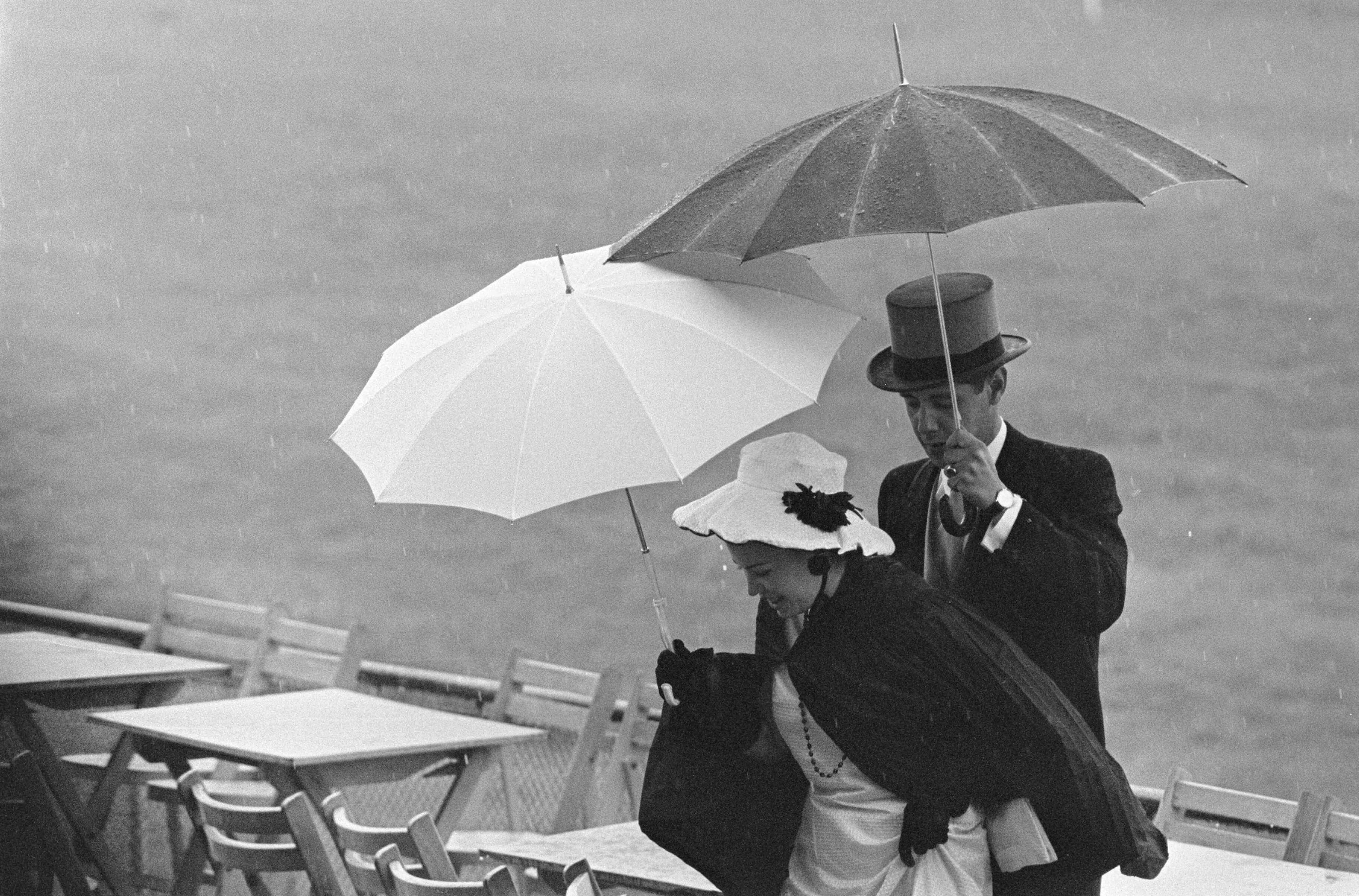 Fotocollectie Anefo — Derby Duindigt 1966, velen waren naar renbaan gekomen in passende kledij — Foto: Koch, Eric / Anefo. Licentie: Set B: Rechtenvrij / Publiek Domein. Bron: Nationaal Archief. http://hdl.handle.net/10648/aaee5126-d0b4-102d-bcf8-003048976d84