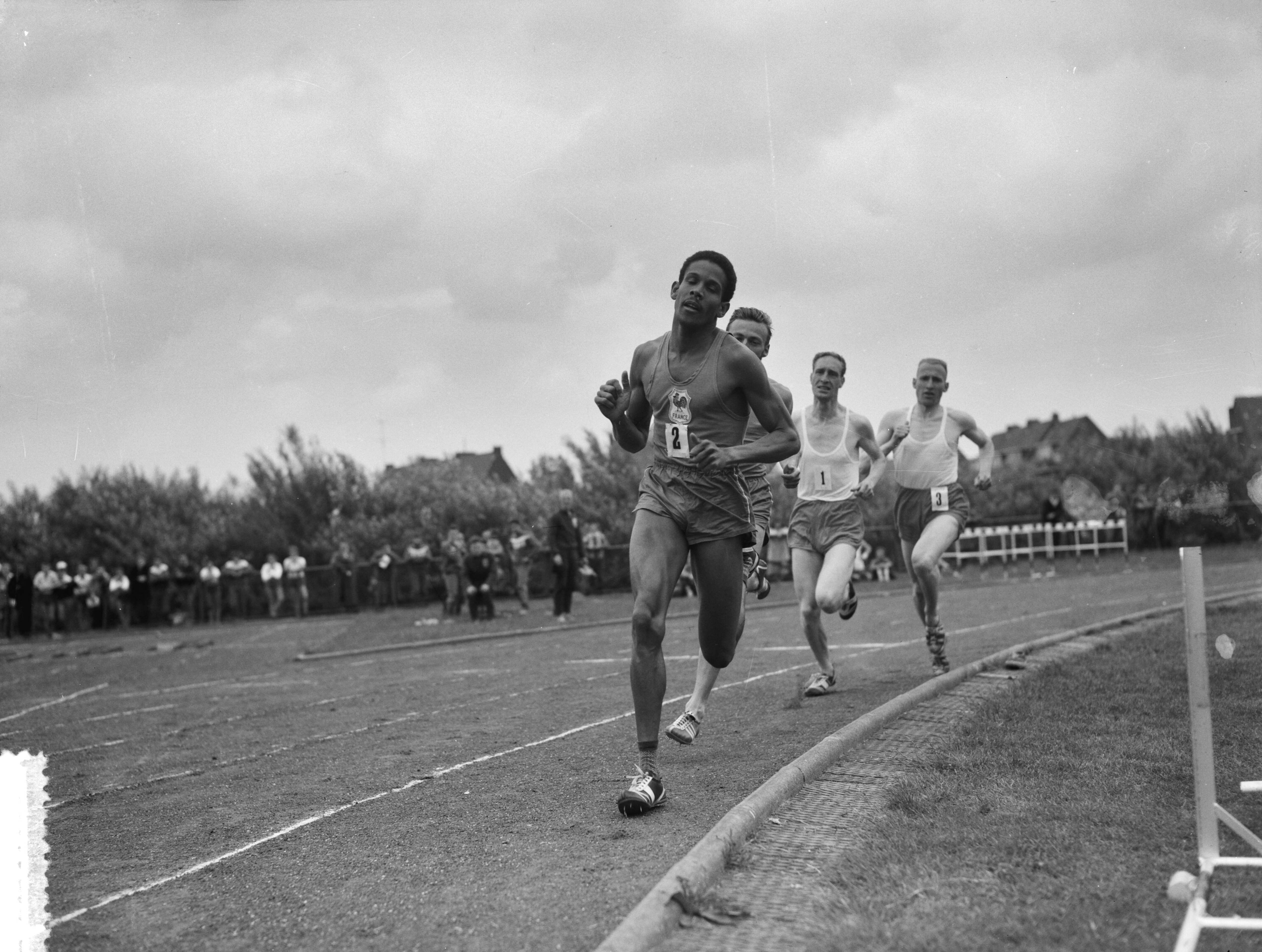 Fotocollectie Anefo — Atletiek. Nederland tegen Frankrijk te Den Haag . 800 meter R. Felicité (Frankrijk, tweede) voorop — Foto: Bilsen, Joop van / Anefo. Licentie: Set B: Rechtenvrij / Publiek Domein. Bron: Nationaal Archief. http://hdl.handle.net/10648/a949e66e-d0b4-102d-bcf8-003048976d84