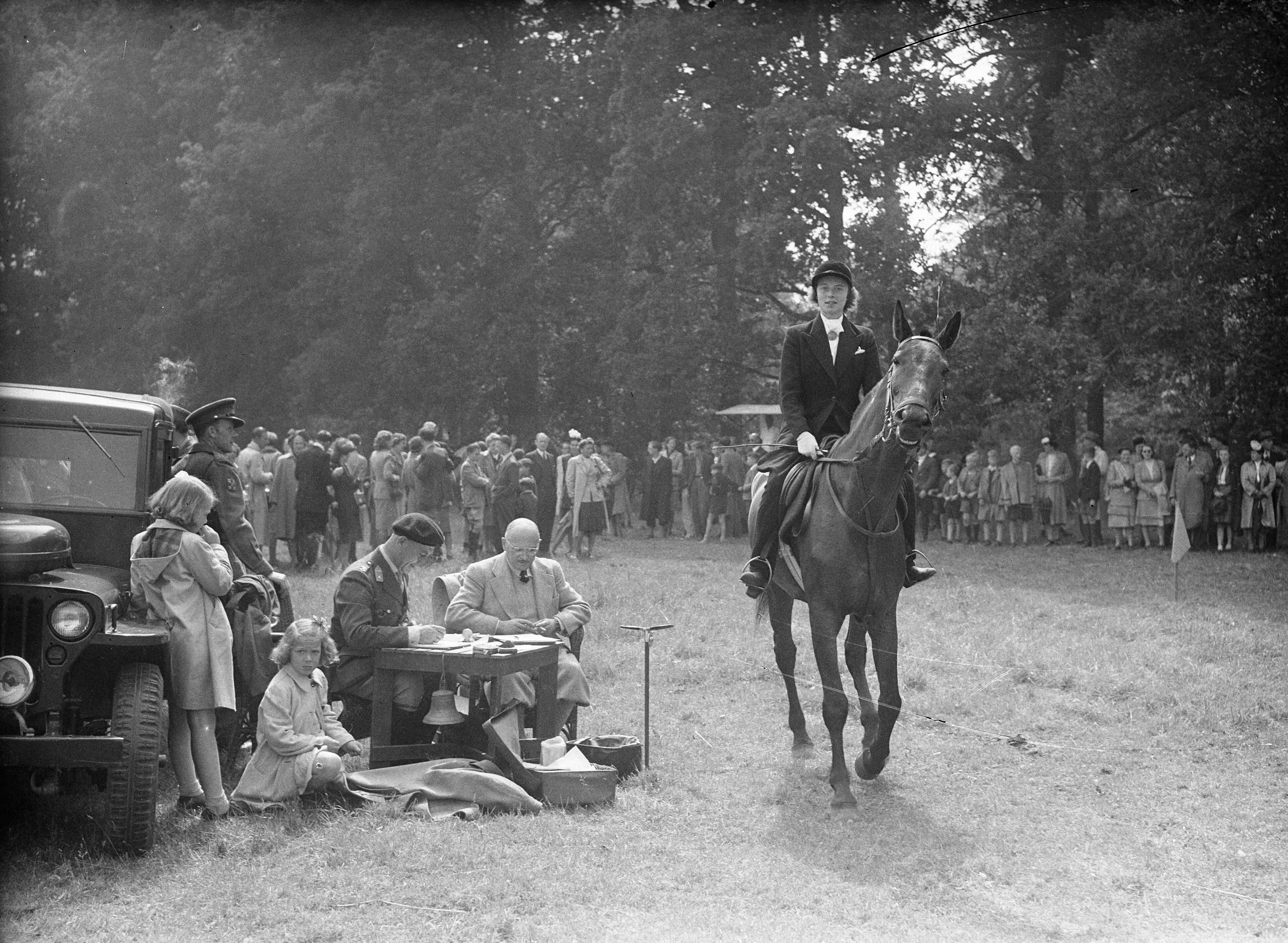 Fotocollectie Anefo — Springconcours te Bussum [Amazone passeert jurytafel. Bij de tafel staat prins Bernhard en zijn dochters Beatrix en Irene] — Foto: Sagers, Harry / Anefo. Licentie: Set B: Rechtenvrij / Publiek Domein. Bron: Nationaal Archief. http://hdl.handle.net/10648/a8a95e7e-d0b4-102d-bcf8-003048976d84