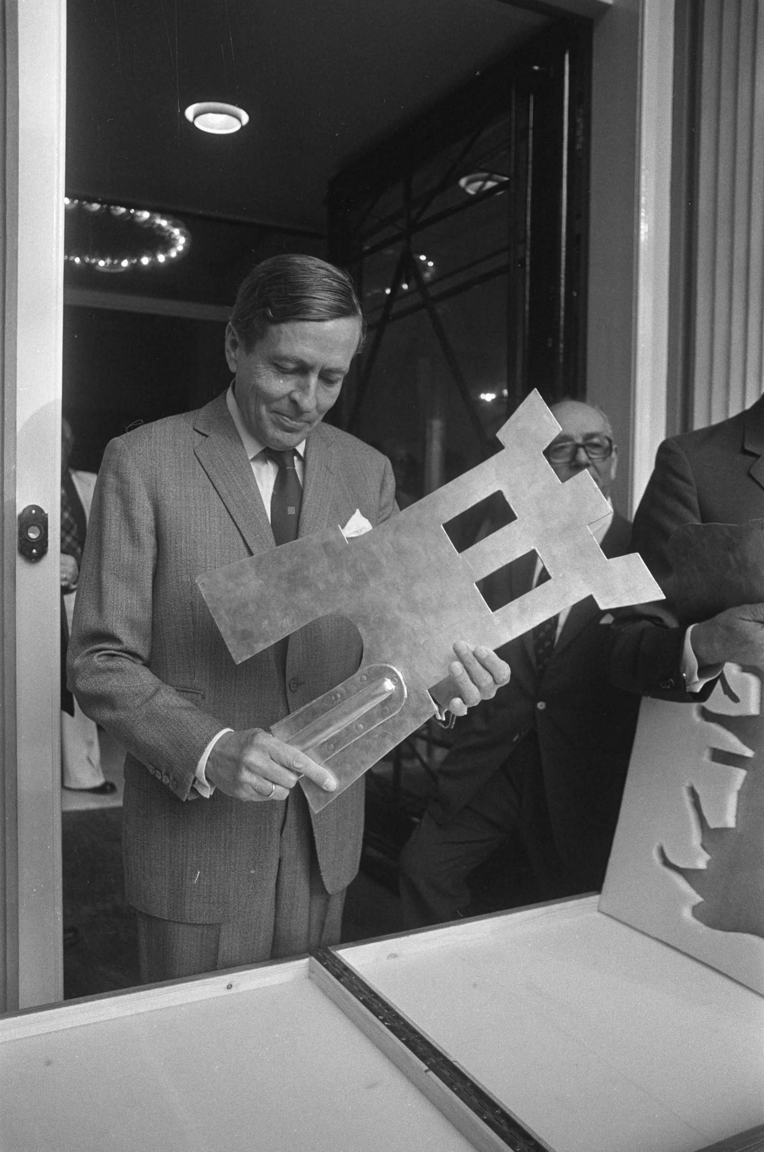 Fotocollectie Anefo — Prins Claus bij gerestaureerd "Schaep en Burgh" in 's-Graveland, nieuw onderkomen voor Ned. Ver. Behoud Natuurmonumenten ; zonnewijzer — Foto: Peters, Hans / Anefo. Licentie: Set B: Rechtenvrij / Publiek Domein. Bron: Nationaal Archief. http://hdl.handle.net/10648/ac734c36-d0b4-102d-bcf8-003048976d84