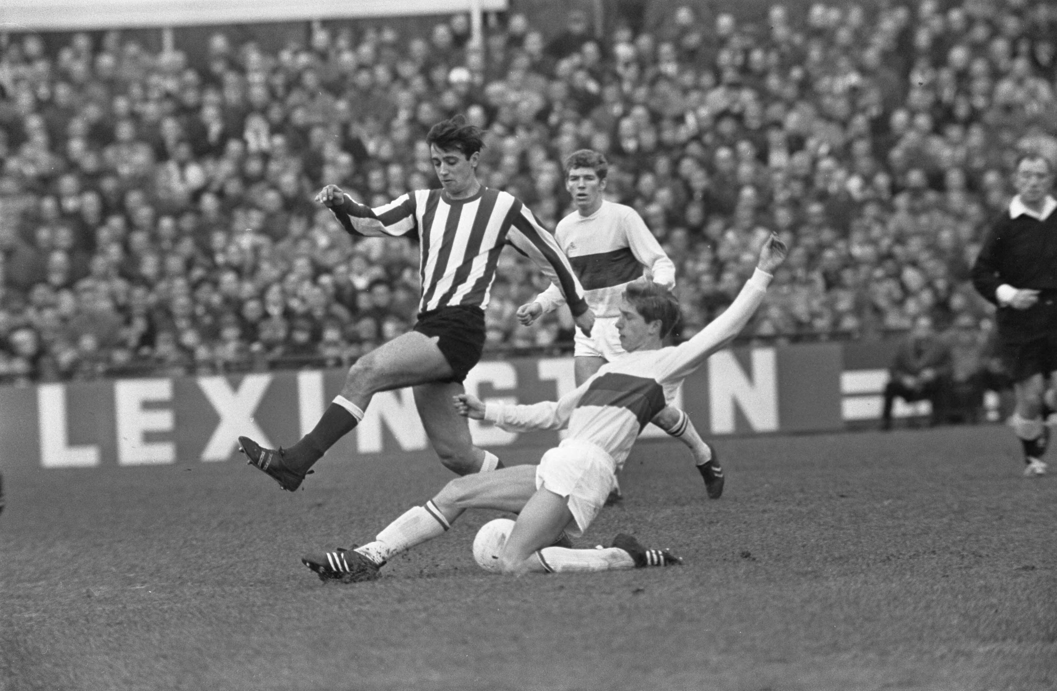 Fotocollectie Anefo — Voetbal. ADO tegen PSV 0-0. Spelmoment, Van der Kuylen (PSV) in duel met Weimar, in de achtergrond Houwaart (ADO) — Foto: Kroon, Ron / Anefo. Licentie: Set B: Rechtenvrij / Publiek Domein. Bron: Nationaal Archief. http://hdl.handle.net/10648/ab30dfaa-d0b4-102d-bcf8-003048976d84