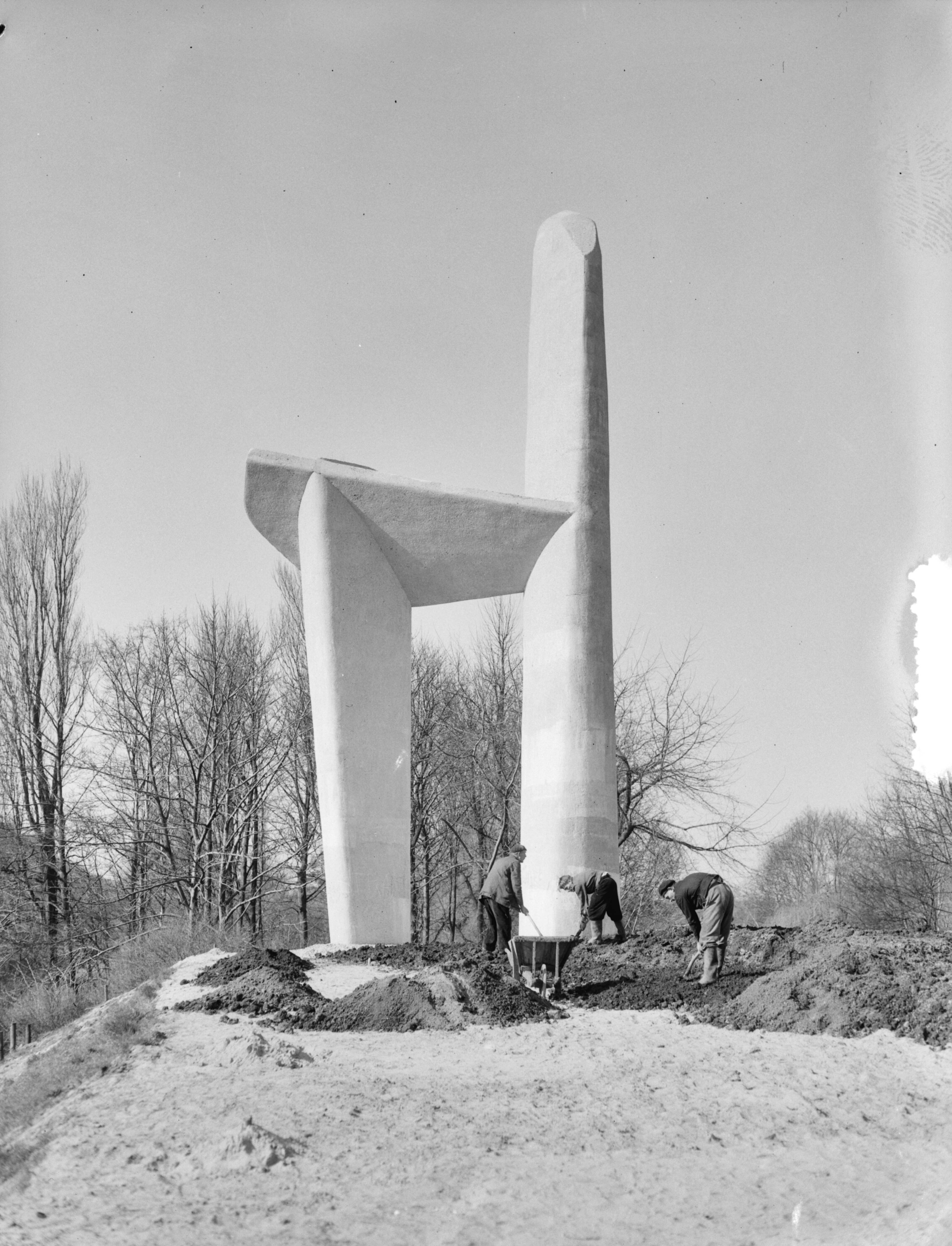 Fotocollectie Anefo — Omlijsting Troelstra-monument in het Westbroekpark te Den Haag — Foto: Duinen, G.W. van / Anefo. Licentie: Set B: Rechtenvrij / Publiek Domein. Bron: Nationaal Archief. http://hdl.handle.net/10648/a907eade-d0b4-102d-bcf8-003048976d84