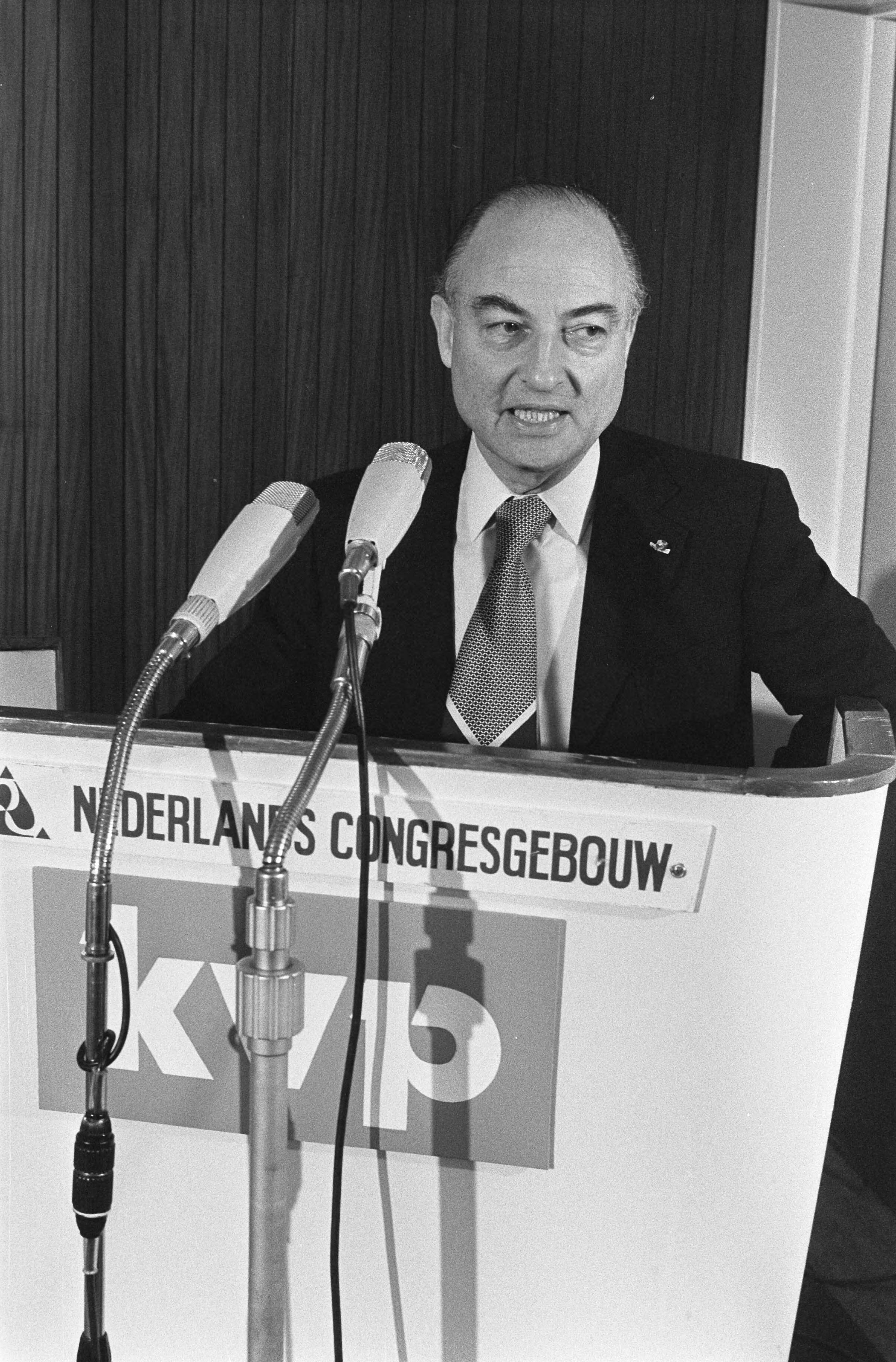 Fotocollectie Anefo — KVP-manifestatie Den Haag ; Schmelzer — Foto: Verhoeff, Bert / Anefo. Licentie: Set B: Rechtenvrij / Publiek Domein. Bron: Nationaal Archief. http://hdl.handle.net/10648/ac462396-d0b4-102d-bcf8-003048976d84