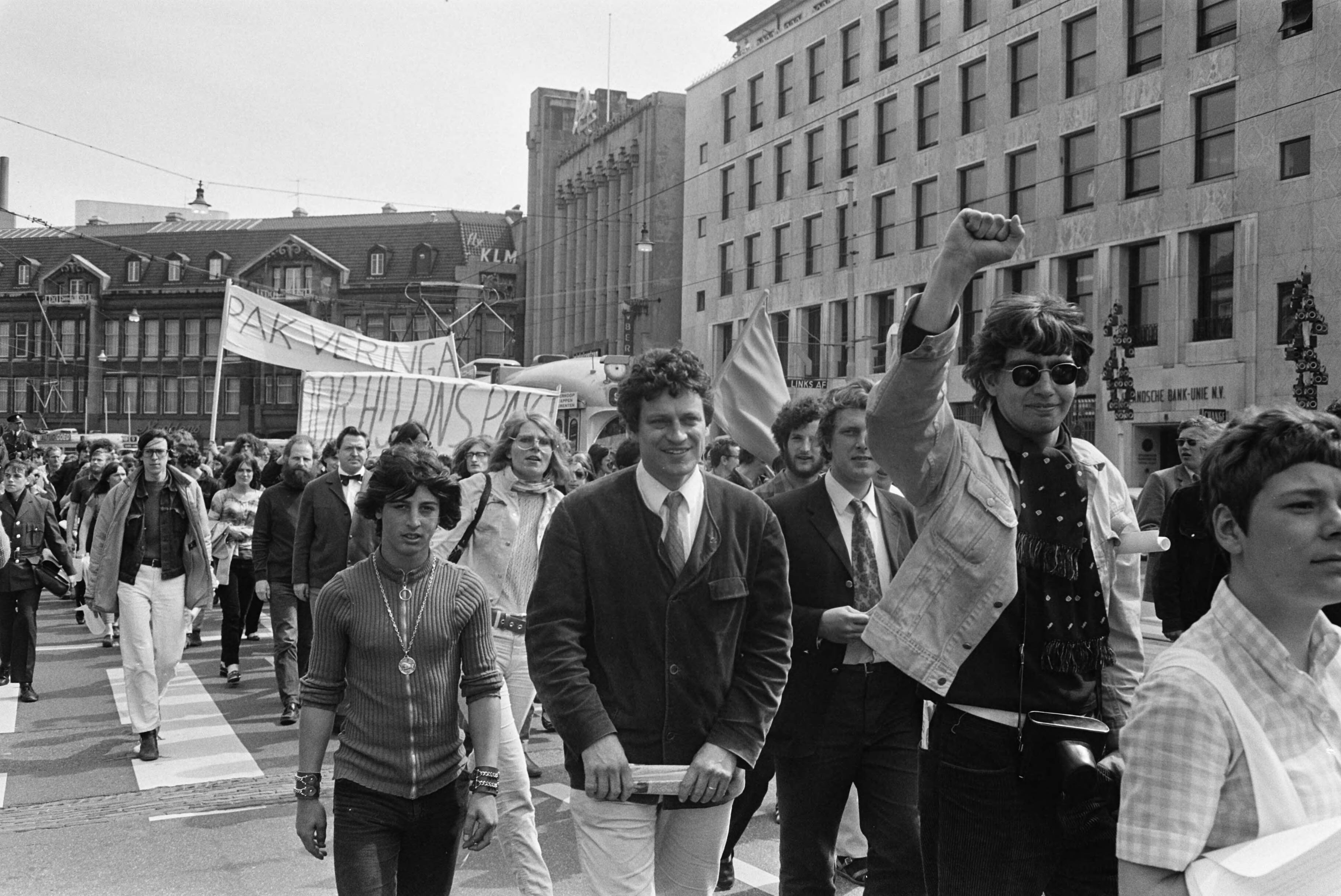 Fotocollectie Anefo — Studenten en leden van Wetenschappelijke Staf van Universiteit van Amsterdam, demonstreren tegen beleid van minister Veringa in Den Haag ; studenten zitten op — Foto: Koch, Eric / Anefo. Licentie: Set B: Rechtenvrij / Publiek Domein. Bron: Nationaal Archief. http://hdl.handle.net/10648/ab96ef2a-d0b4-102d-bcf8-003048976d84