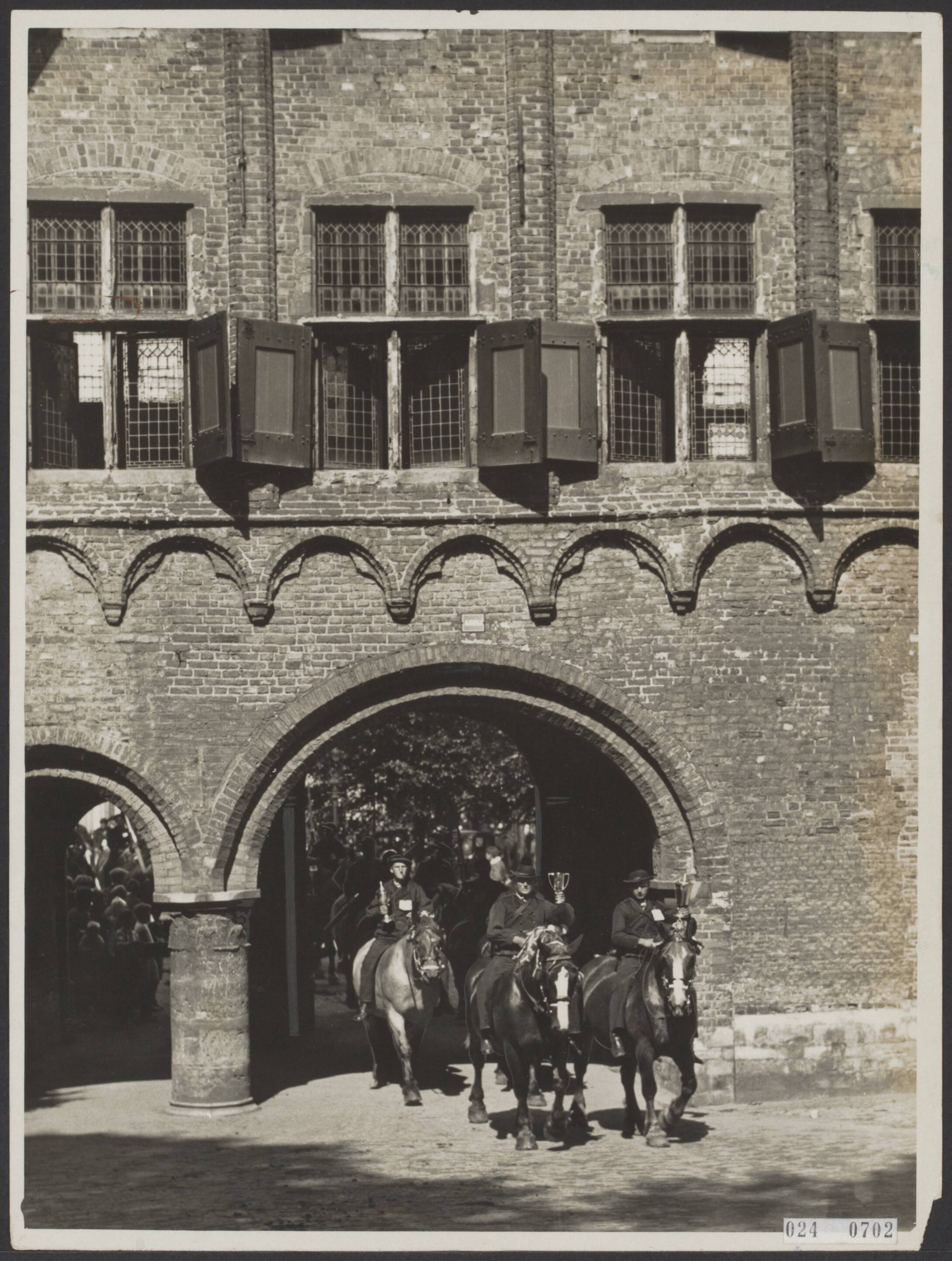 Fotocollectie Elsevier Binnenland — De ringrijderij te paard door 97 ruiters in Walcherens kostuum in de Abdij te Middelburg. De winnaars gingen voorop in de stoet met hun bekers door de stad — Foto: N.V. Polygoon. Licentie: Set B: Rechtenvrij / Publiek Domein. Bron: Nationaal Archief. http://hdl.handle.net/10648/add838f2-d0b4-102d-bcf8-003048976d84