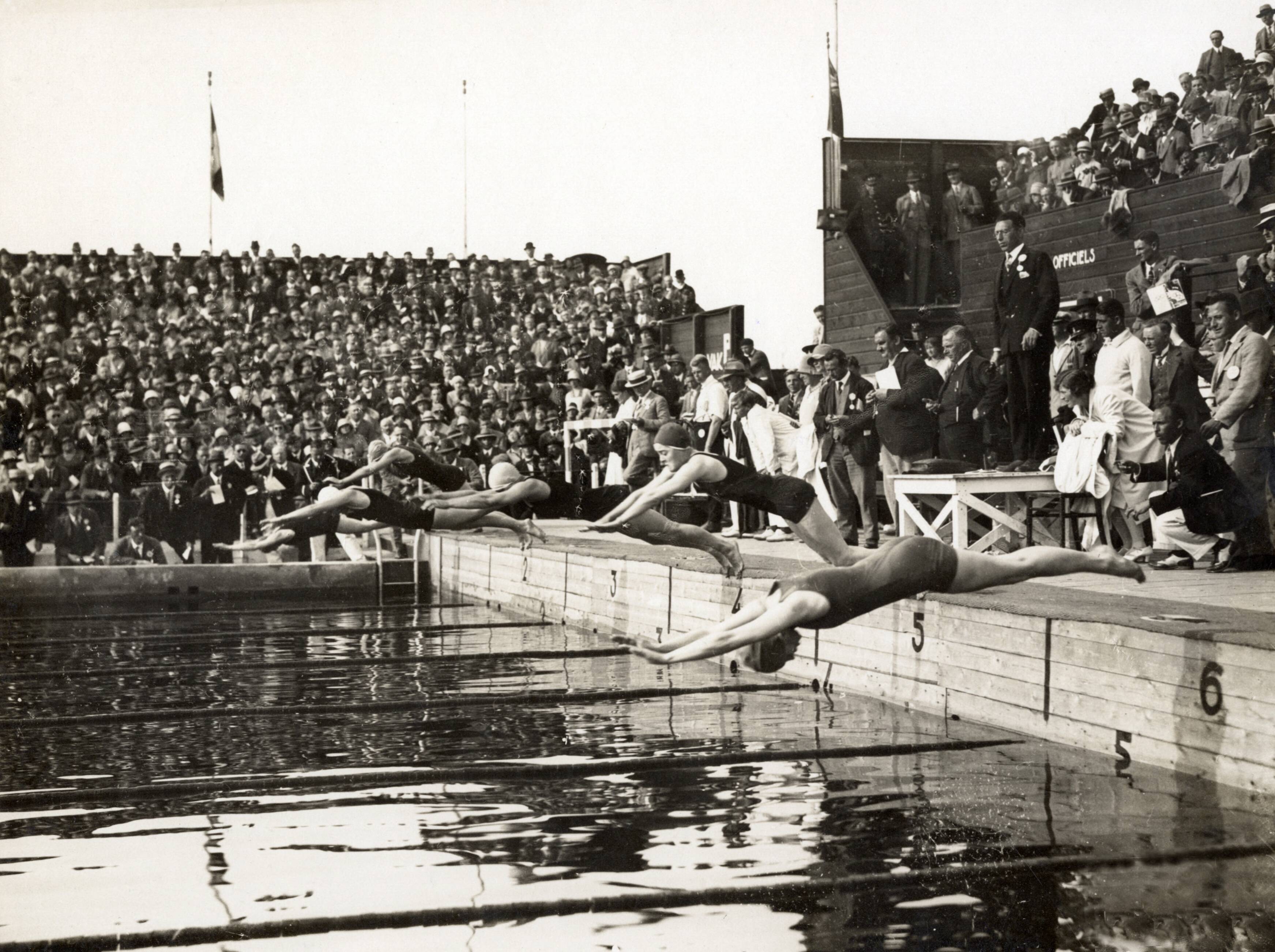 Sport — Sport. Olympische Spelen Amsterdam, Nederland1928. Zwemmen, dames : Start van een wedstrijd. — Foto: Fotograaf Onbekend / Algemeen Fotobureau Amsterdam / Spaarnestad Photo (05887). Licentie: Set B: Rechtenvrij / Publiek Domein. Bron: Nationaal Archief. http://hdl.handle.net/10648/35429da6-f8c2-a382-e063-6df0900a6686