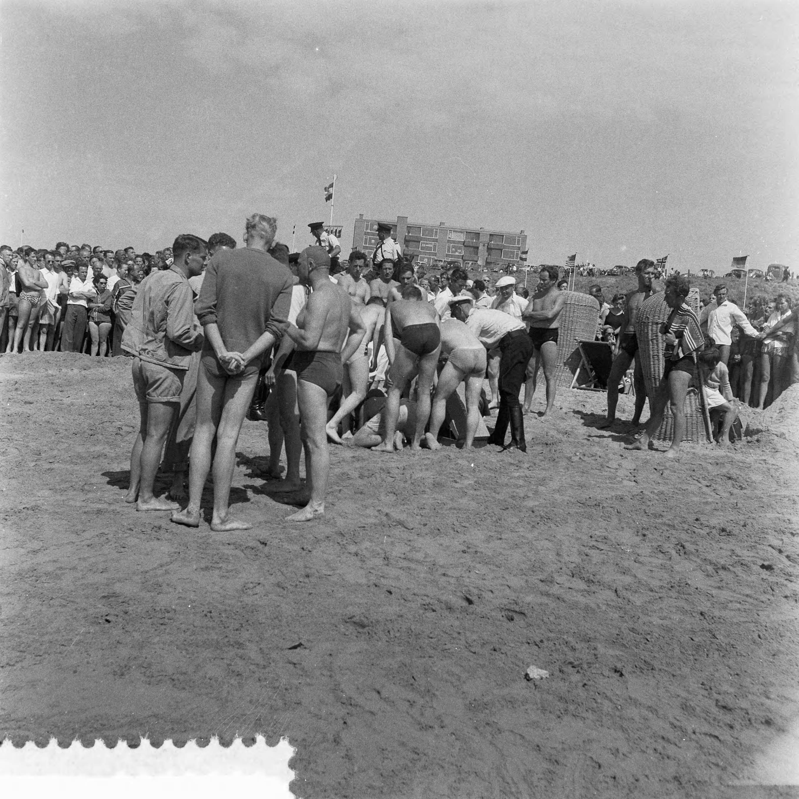 Fotocollectie Anefo — Reddingspogingen in Zandvoort voor verdronken Duitser — Foto: Koch, Eric / Anefo. Licentie: Set B: Rechtenvrij / Publiek Domein. Bron: Nationaal Archief. http://hdl.handle.net/10648/a96439ce-d0b4-102d-bcf8-003048976d84
