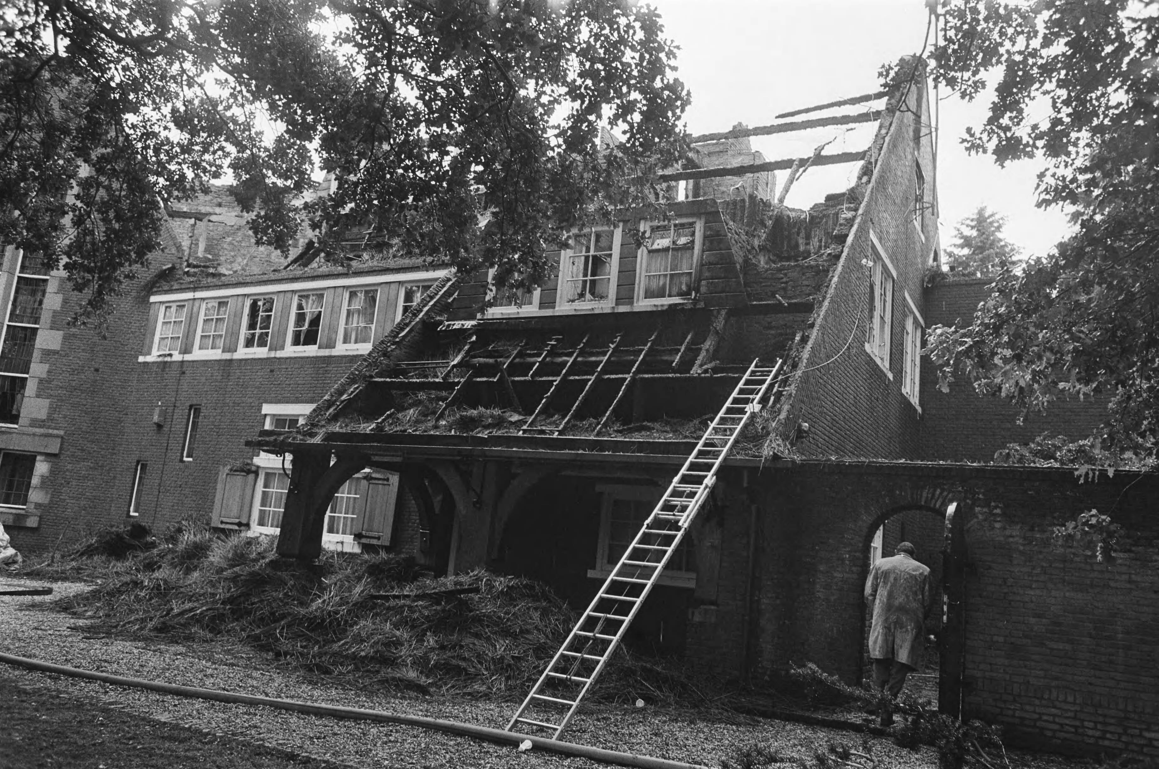 Fotocollectie Anefo — Villa van Menten in Blaricum deels door brand verwoest; door verbrande villa in Blaricum — Foto: Verhoeff, Bert / Anefo. Licentie: Set B: Rechtenvrij / Publiek Domein. Bron: Nationaal Archief. http://hdl.handle.net/10648/ac9fa5c4-d0b4-102d-bcf8-003048976d84