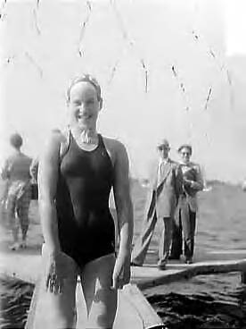 Fotocollectie Anefo — Twee kilometer zwemwedstrijd te Loosdrecht. Winnares Judith de Nijs — Foto: Pot, Harry / Anefo. Licentie: Set B: Rechtenvrij / Publiek Domein. Bron: Nationaal Archief. http://hdl.handle.net/10648/a9623944-d0b4-102d-bcf8-003048976d84