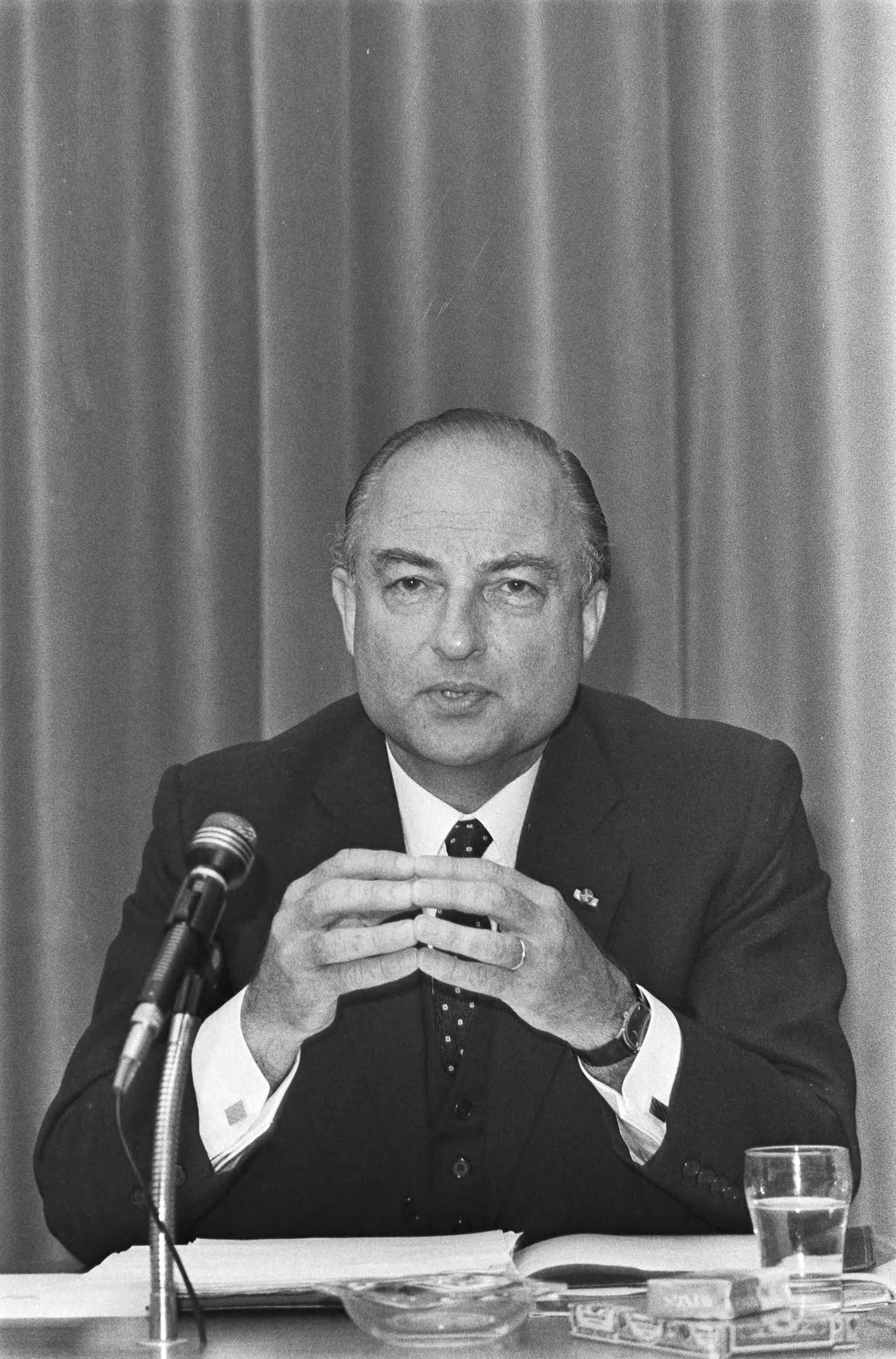 Fotocollectie Anefo — Persconferentie minister Schmelzer van Buitenlandse Zaken op Minister van Buitenlandse Zaken , Den Haag , Schmelzer aan het woord, kop / — Foto: Mieremet, Rob / Anefo. Licentie: Set B: Rechtenvrij / Publiek Domein. Bron: Nationaal Archief. http://hdl.handle.net/10648/abc5947e-d0b4-102d-bcf8-003048976d84