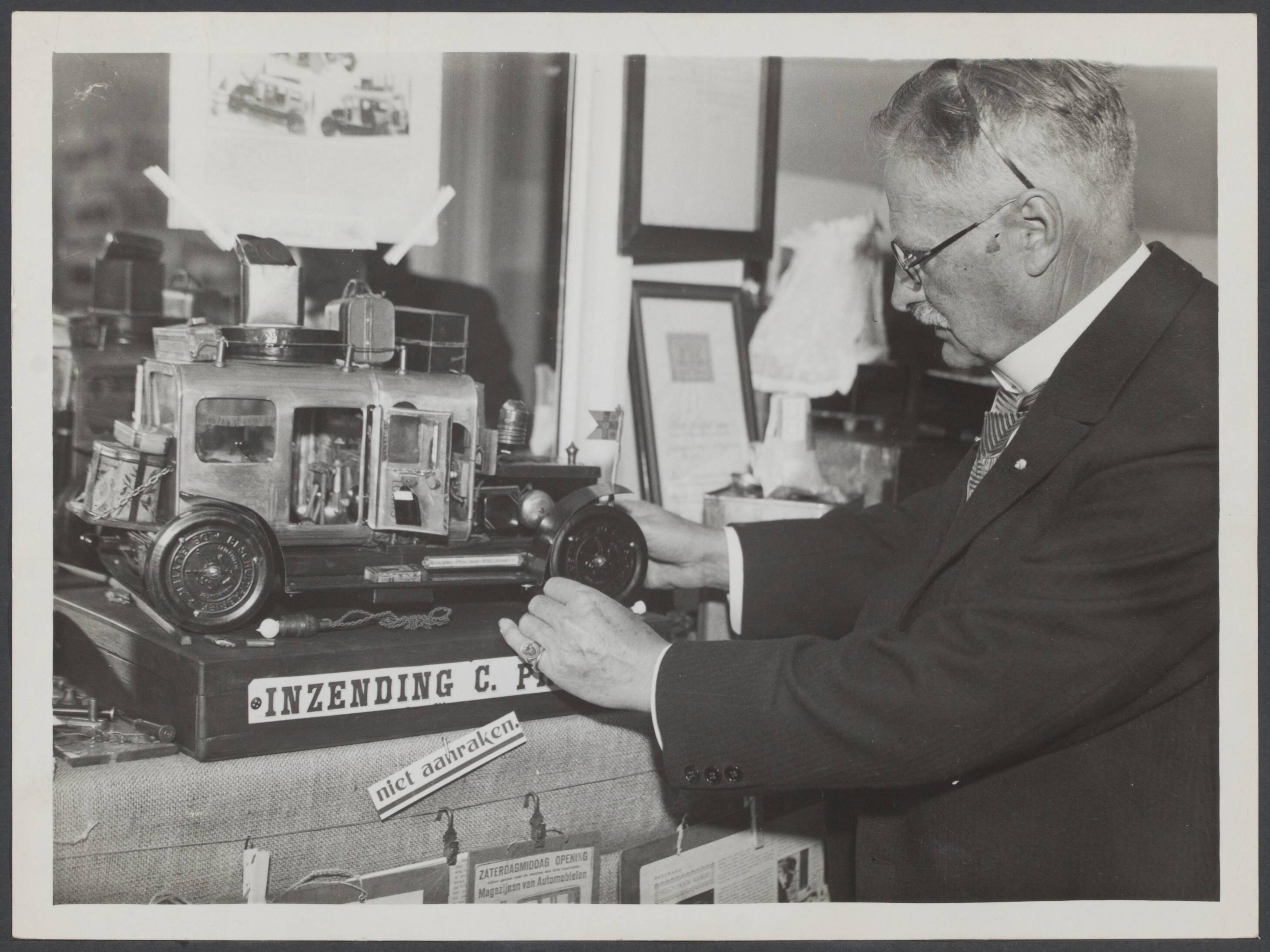 Ravitaillering, toevoer, wegen, enz. — Den Haag. Tentoonstelling van mobilisatie herinneringen — Foto: N.V. Vereenigde Fotobureaux. Licentie: Set B: Rechtenvrij / Publiek Domein. Bron: Nationaal Archief. http://hdl.handle.net/10648/e7535ee9-f96b-5f9e-75a5-218430220302