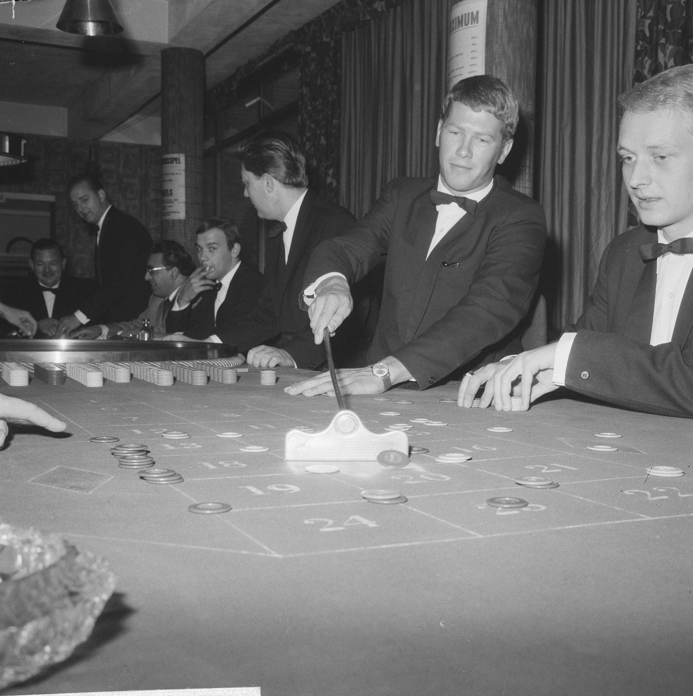 Fotocollectie Anefo — Naar aanleiding van een besluit van het ministerie van Justitie moeten de casino's in Nederland hun deuren sluiten. In West-End te Loosdrecht rolt vandaag voor het laatst het balletje — Foto: Evers, Joost / Anefo. Licentie: Set B: Rechtenvrij / Publiek Domein. Bron: Nationaal Archief. http://hdl.handle.net/10648/aac858ea-d0b4-102d-bcf8-003048976d84