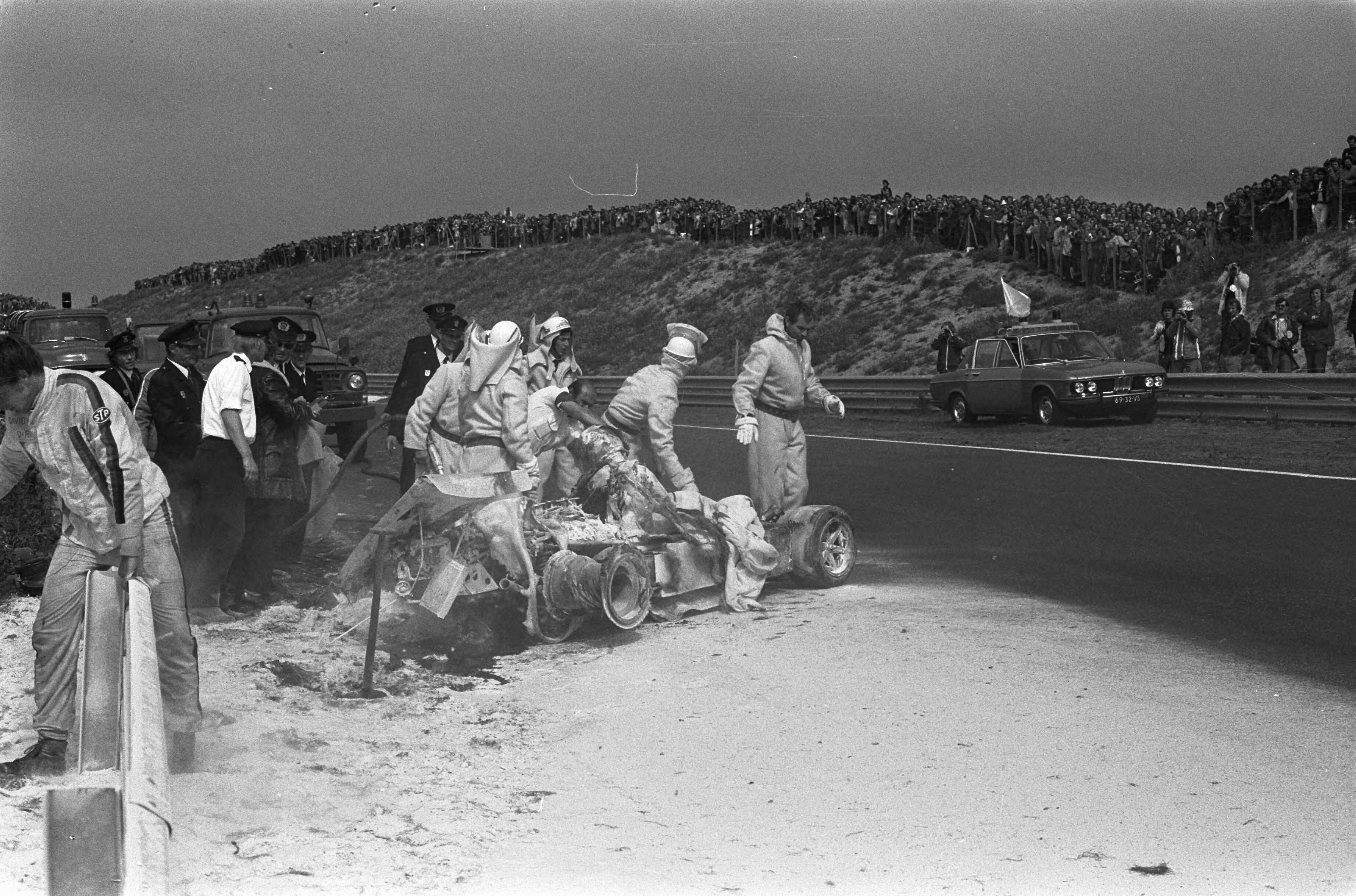 Grand Prix Zandvoort 1973 — Roger Williamson verongelukt (verbrand in zijn wagen) — Foto: Mieremet, Rob / Anefo. Licentie: Set B: Rechtenvrij / Publiek Domein. Bron: Nationaal Archief. http://hdl.handle.net/10648/ac32dc14-d0b4-102d-bcf8-003048976d84