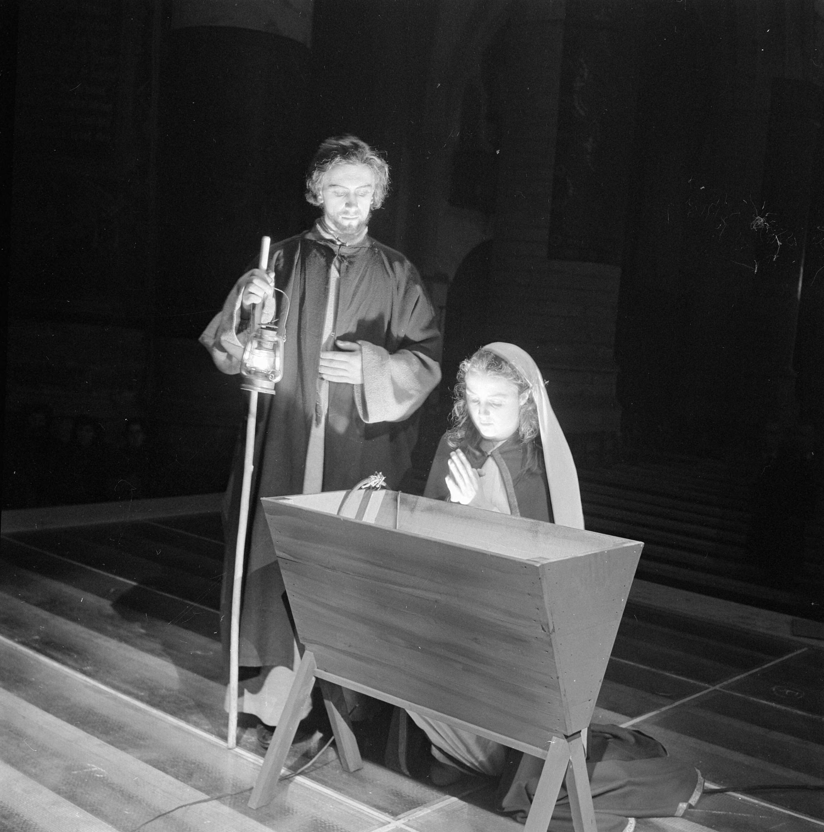 Fotocollectie Anefo — Kerstspel in de Grote of St. Bavokerk te Haarlem — Foto: Haren Noman, Theo van / Anefo. Licentie: Set B: Rechtenvrij / Publiek Domein. Bron: Nationaal Archief. http://hdl.handle.net/10648/a88fc18a-d0b4-102d-bcf8-003048976d84