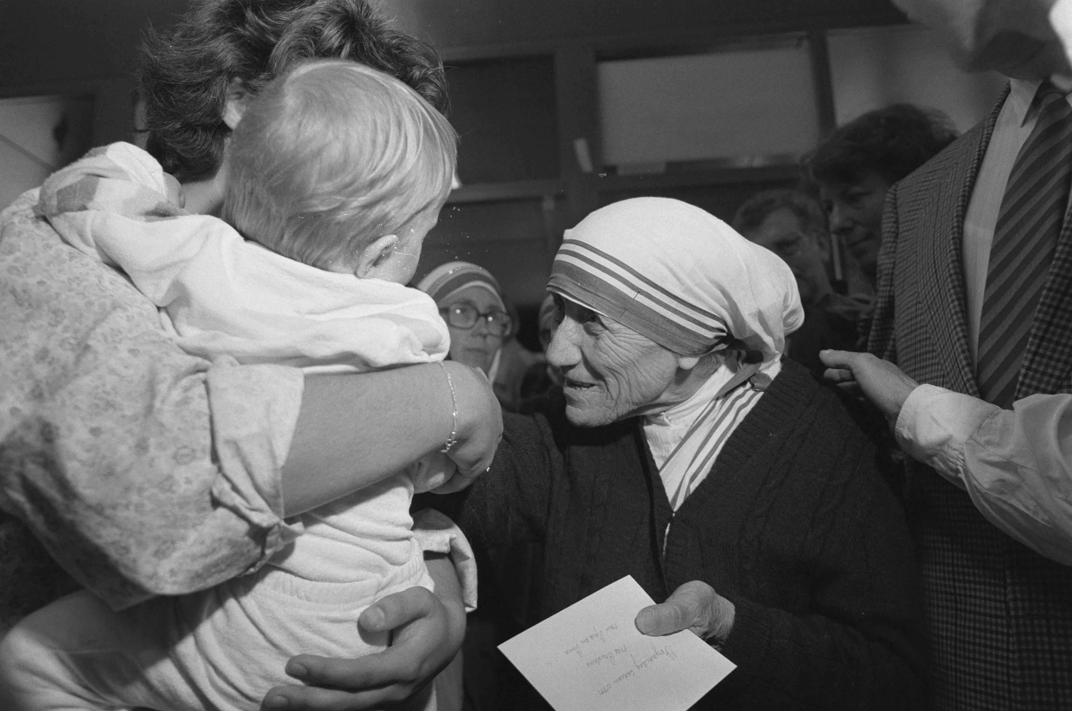 Fotocollectie Anefo — Bijeenkomst Contact Rooms Katholieken in Utrecht; Moeder Teresa met kind — Foto: Croes, Rob C. / Anefo. Licentie: Set B: Rechtenvrij / Publiek Domein. Bron: Nationaal Archief. http://hdl.handle.net/10648/ad6b15b0-d0b4-102d-bcf8-003048976d84
