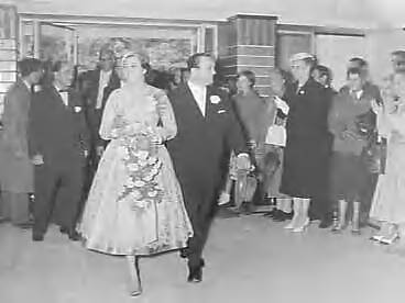 Fotocollectie Anefo — Huwelijk van circusdirecteur Elly Strassburger met leeuwendompteur Harry E. S. Belli te Hilversum — Foto: Rossem, Wim van / Anefo. Licentie: Set B: Rechtenvrij / Publiek Domein. Bron: Nationaal Archief. http://hdl.handle.net/10648/a9679128-d0b4-102d-bcf8-003048976d84