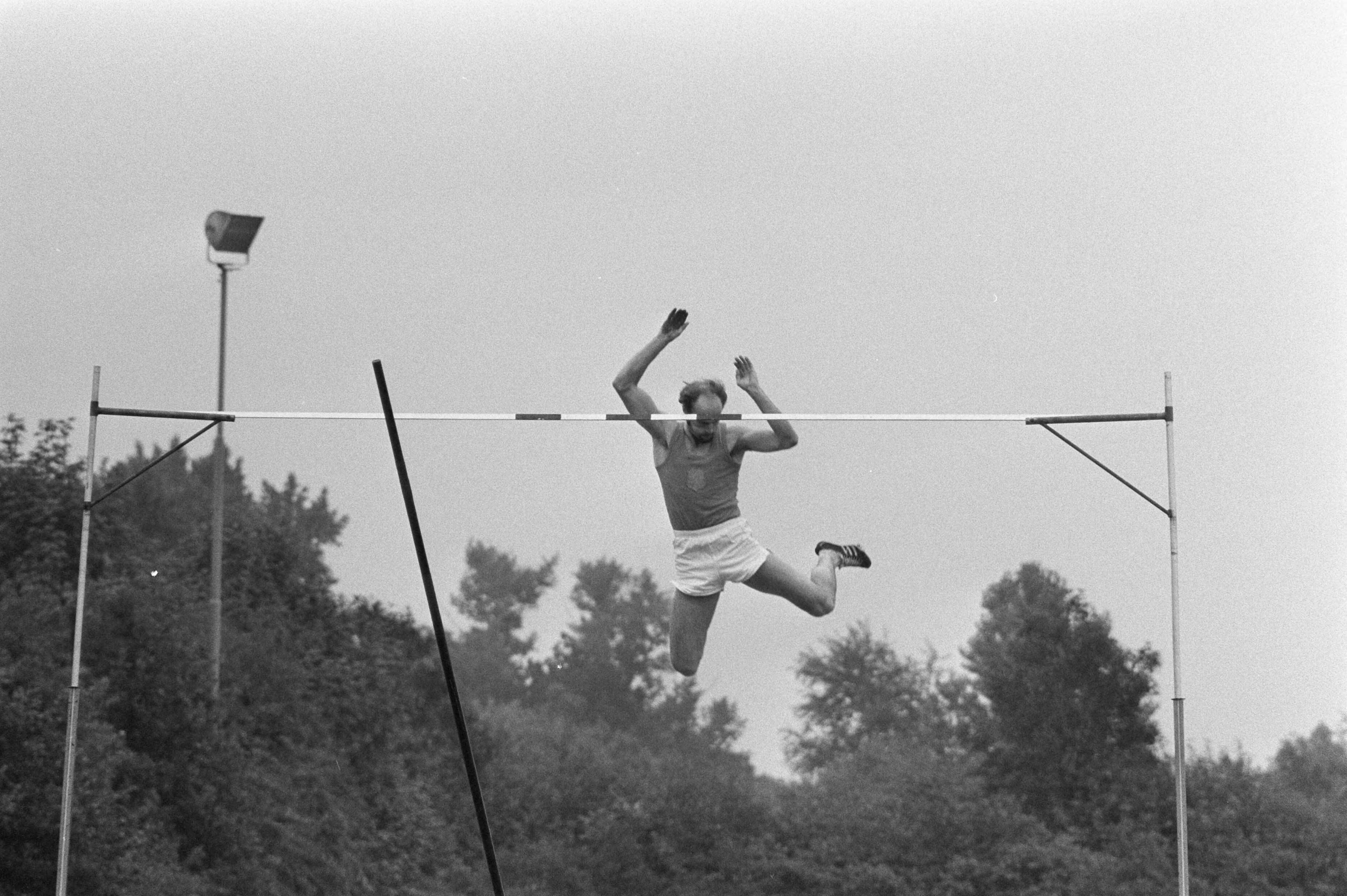 Fotocollectie Anefo — Atletiek Nederland tegen Denemarken in Groningen; nr. 6: Bert Krijnen in aktie polsstok — Foto: Verhoeff, Bert / Anefo. Licentie: Set B: Rechtenvrij / Publiek Domein. Bron: Nationaal Archief. http://hdl.handle.net/10648/aba06492-d0b4-102d-bcf8-003048976d84