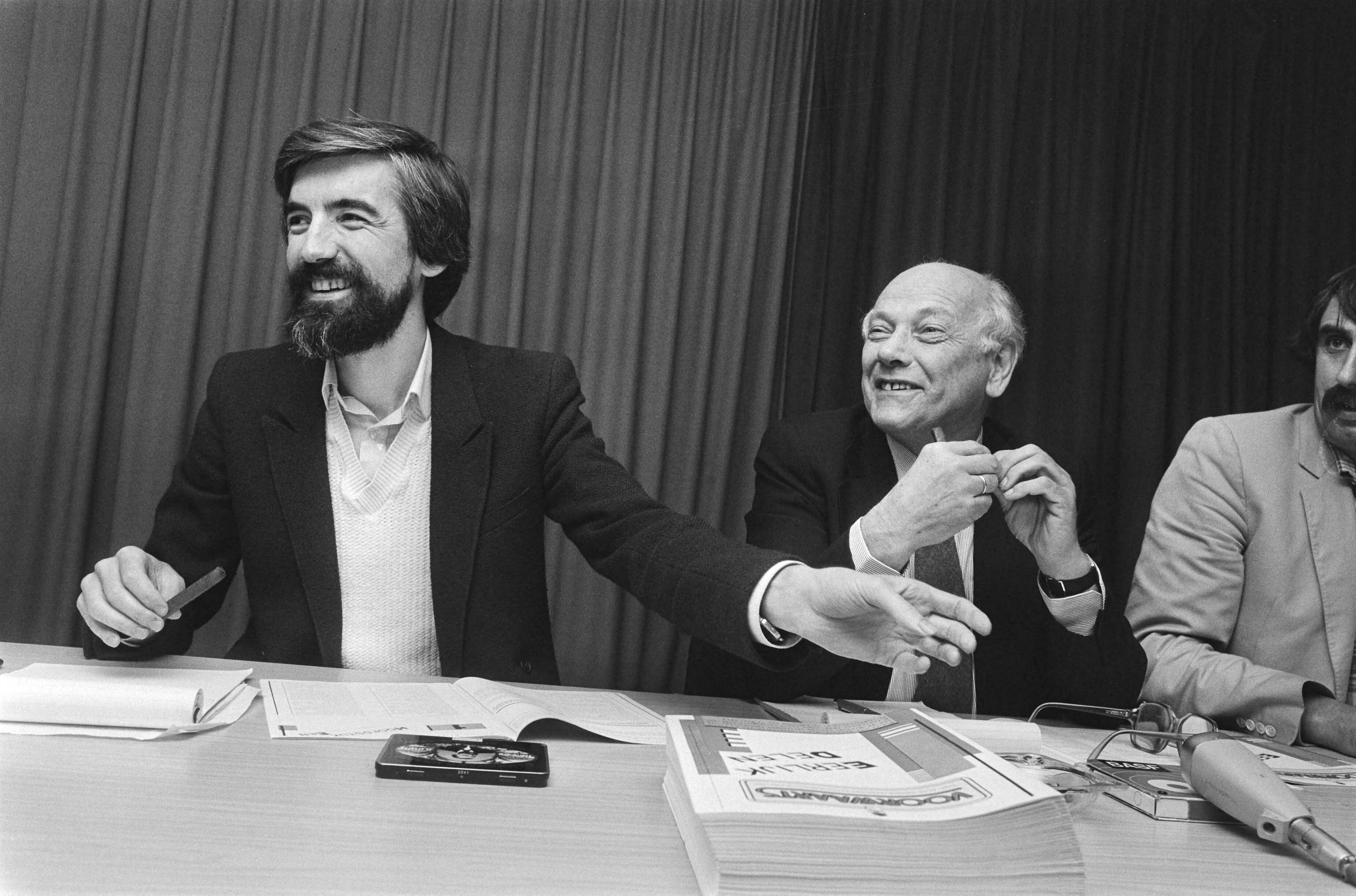 Fotocollectie Anefo — PvdA presenteert verkiezingsprogramma (Nieuwspoort, Den Haag) — Foto: Bogaerts, Rob / Anefo. Licentie: Set B: Rechtenvrij / Publiek Domein. Bron: Nationaal Archief. http://hdl.handle.net/10648/ad19de20-d0b4-102d-bcf8-003048976d84