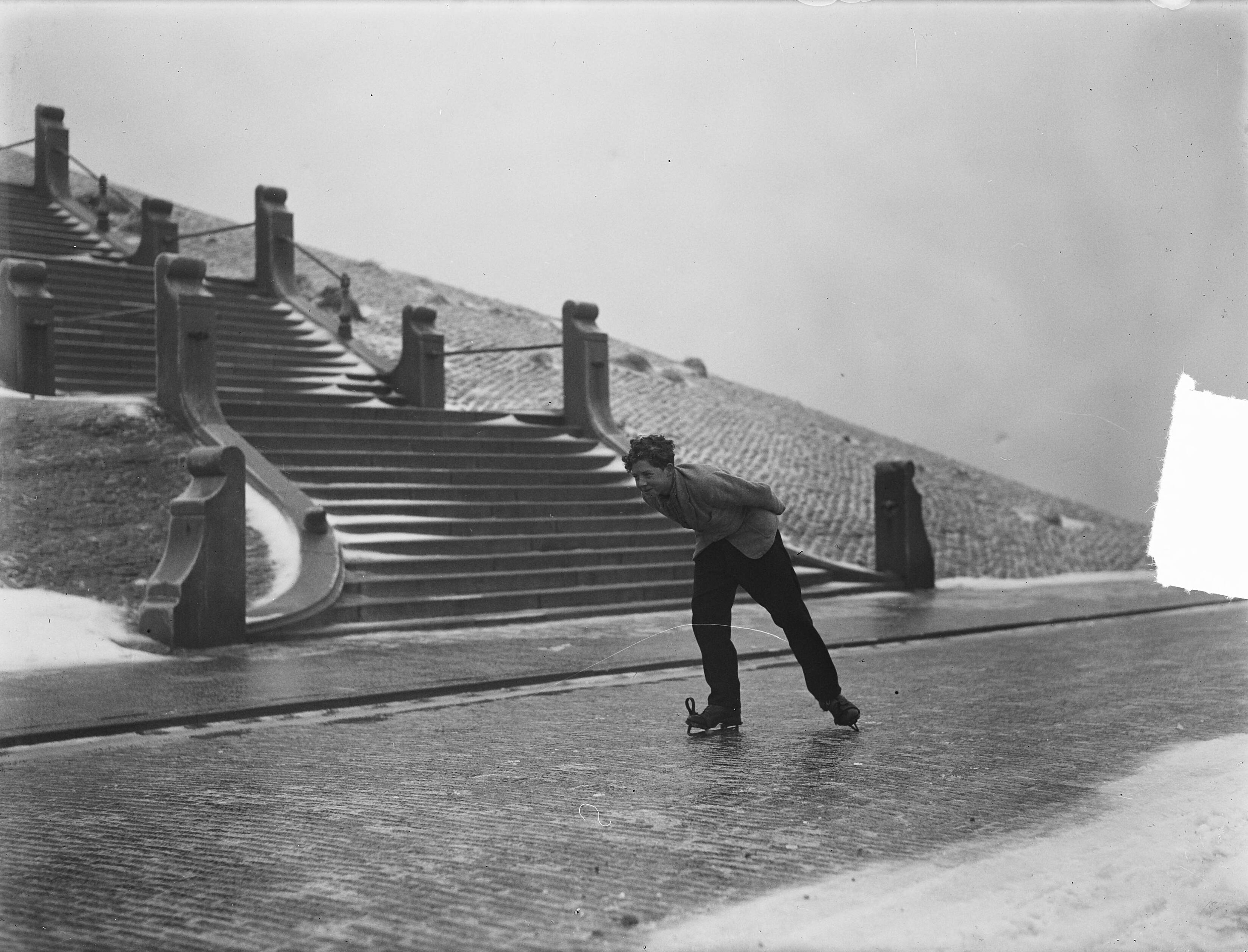Fotocollectie Anefo — Scheveningen, ijs op de weg — Foto: Nijs, Jac. de / Anefo. Licentie: Set B: Rechtenvrij / Publiek Domein. Bron: Nationaal Archief. http://hdl.handle.net/10648/a8d421fe-d0b4-102d-bcf8-003048976d84