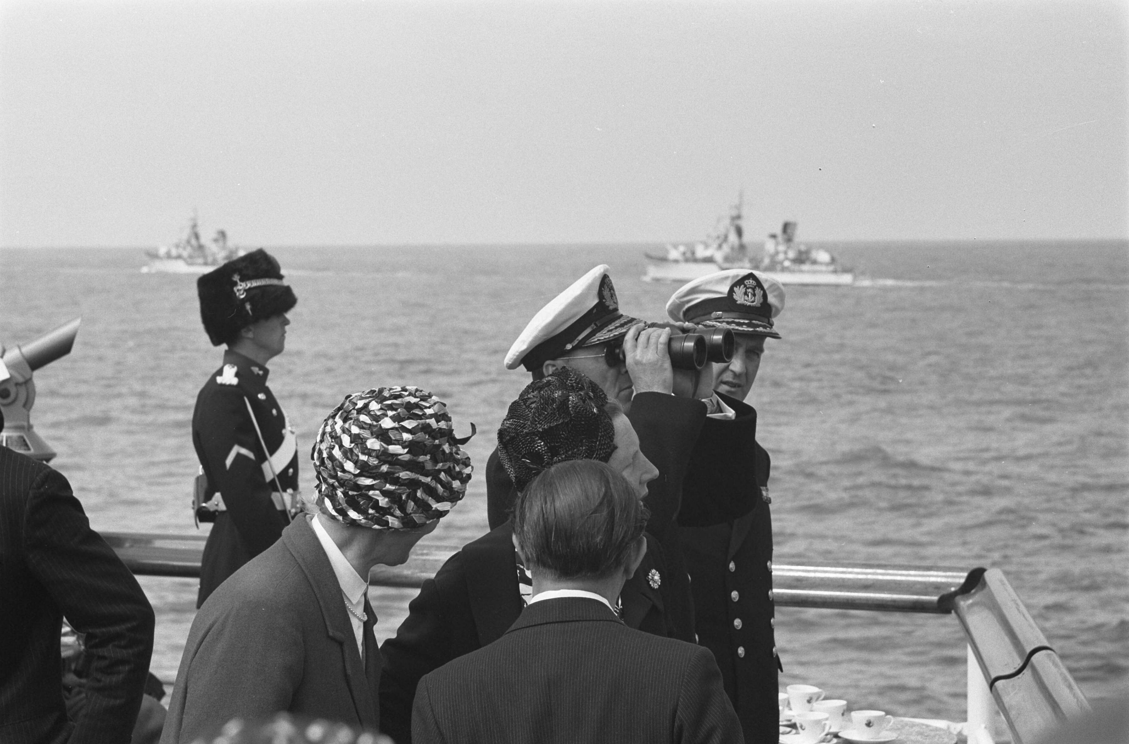 Fotocollectie Anefo — Vlootschouw bij de Scheveningse Pier. Koningin en prins op de Pier — Foto: Pot, Harry / Anefo. Licentie: Set B: Rechtenvrij / Publiek Domein. Bron: Nationaal Archief. http://hdl.handle.net/10648/a9db98b6-d0b4-102d-bcf8-003048976d84