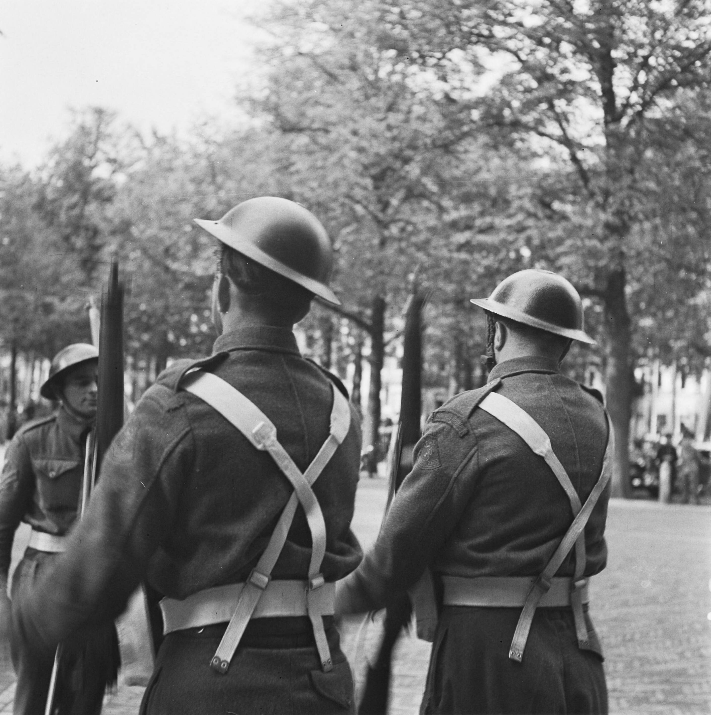 Bezoek van Eisenhower aan Paleis Lange Voorhout te Den Haag — [Schildwacht bij paleis Lange Voorhout. Aflossing van de wacht] — Foto: Fotograaf Onbekend / Anefo. Licentie: Set B: Rechtenvrij / Publiek Domein. Bron: Nationaal Archief. http://hdl.handle.net/10648/ac1cfe6c-d0b4-102d-bcf8-003048976d84