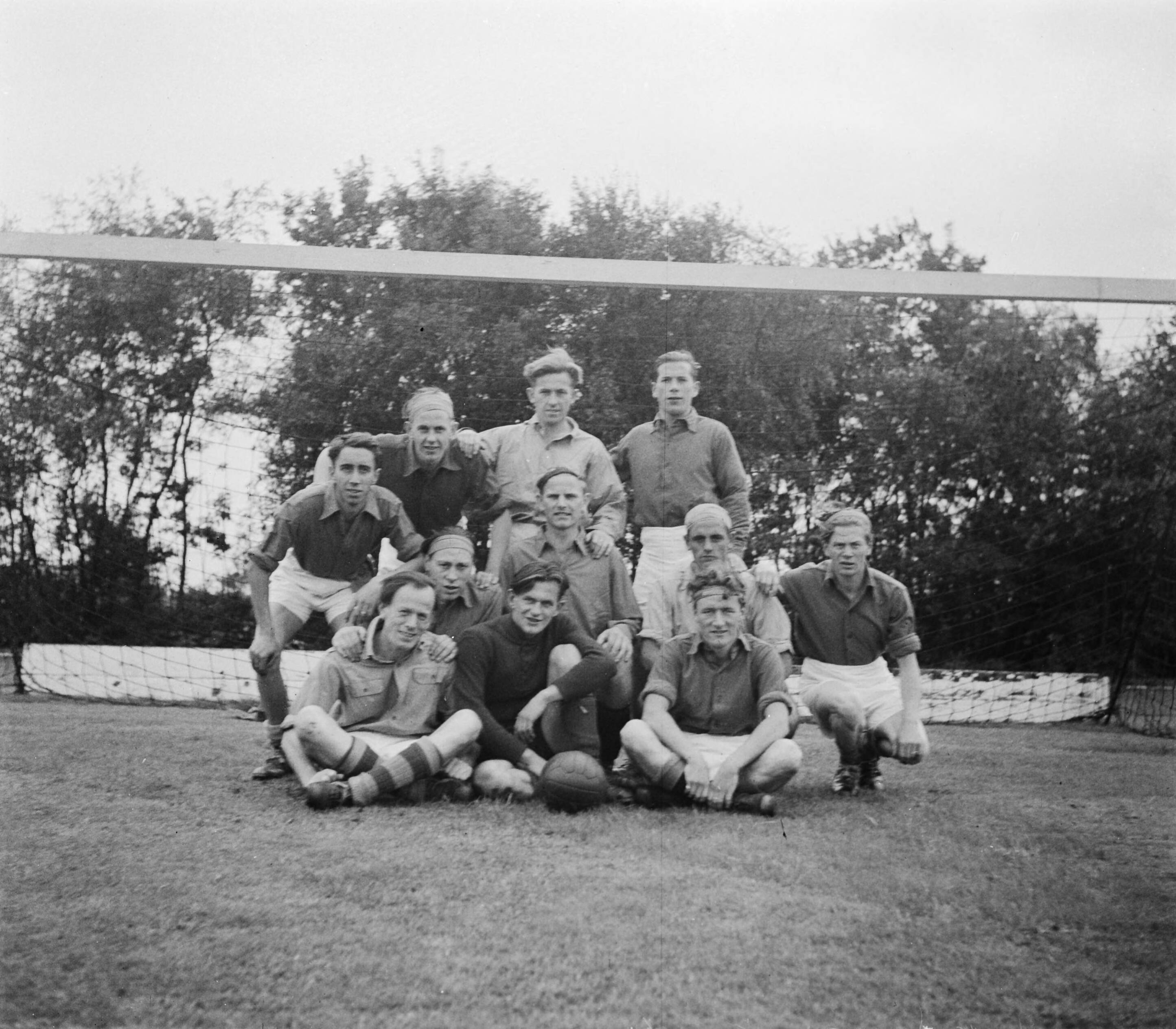 MOK Hilversum 1948 — MOK Hilversum. Matrozen groepje bij goal — Foto: Steenkamp, B.J.J. (Ben) / Anefo. Licentie: Set B: Rechtenvrij / Publiek Domein. Bron: Nationaal Archief. http://hdl.handle.net/10648/a8bd96e6-d0b4-102d-bcf8-003048976d84