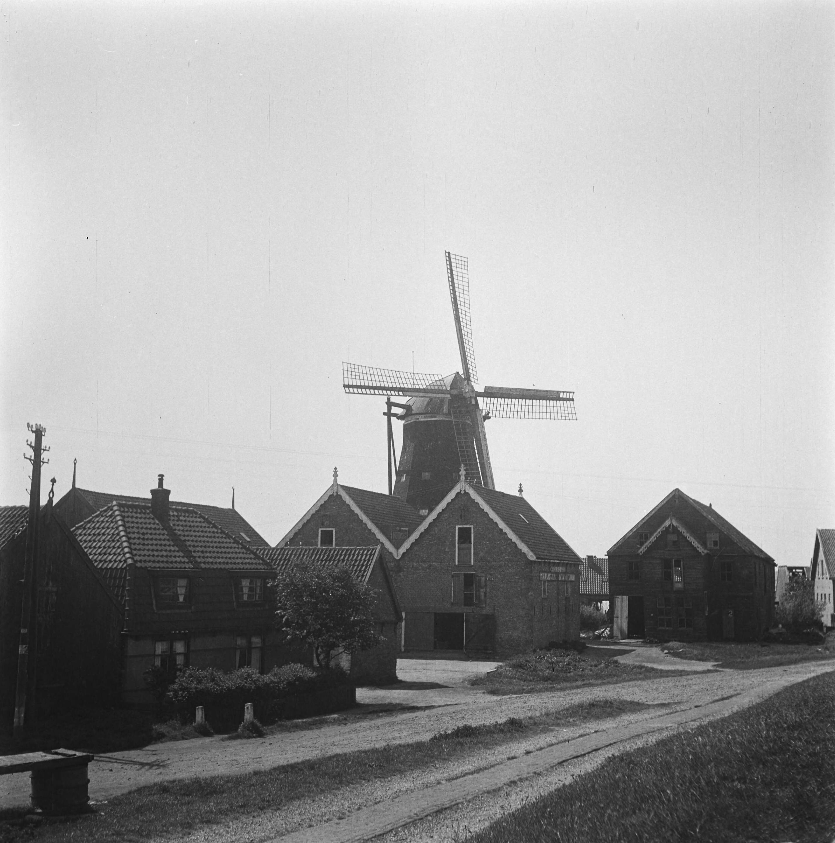 Fotocollectie Anefo — Korenmolen De Traanroeier te Oudeschild, Texel, provincie Noord-Holland. 8-kante stellingmolen, rietgedekt, 2 koppelmaalstenen. Deze molen is afkomstig uit Zaandam, windbrief dateert 27 mei 1727 en is in 1902 verplaatst naar Oudeschild — Foto: Haren Noman, Theo van / Anefo. Licentie: Set B: Rechtenvrij / Publiek Domein. Bron: Nationaal Archief. http://hdl.handle.net/10648/a89f1e32-d0b4-102d-bcf8-003048976d84